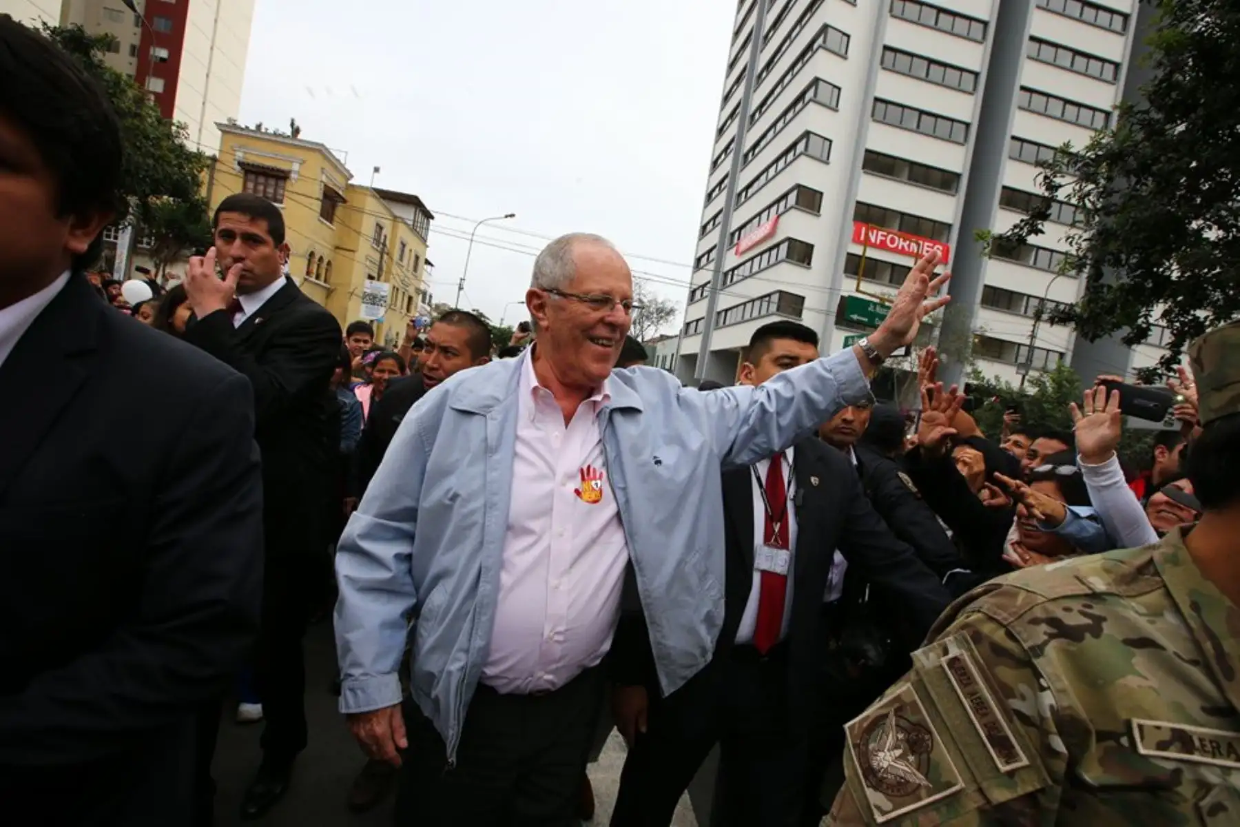 Presidente de la República, Pedro Pablo Kuczynski, participa en la marcha "Ni una menos", que busca desterrar toda forma de violencia contra la mujer. Foto: ANDINA/Prensa Presidencia/ Andres Valle