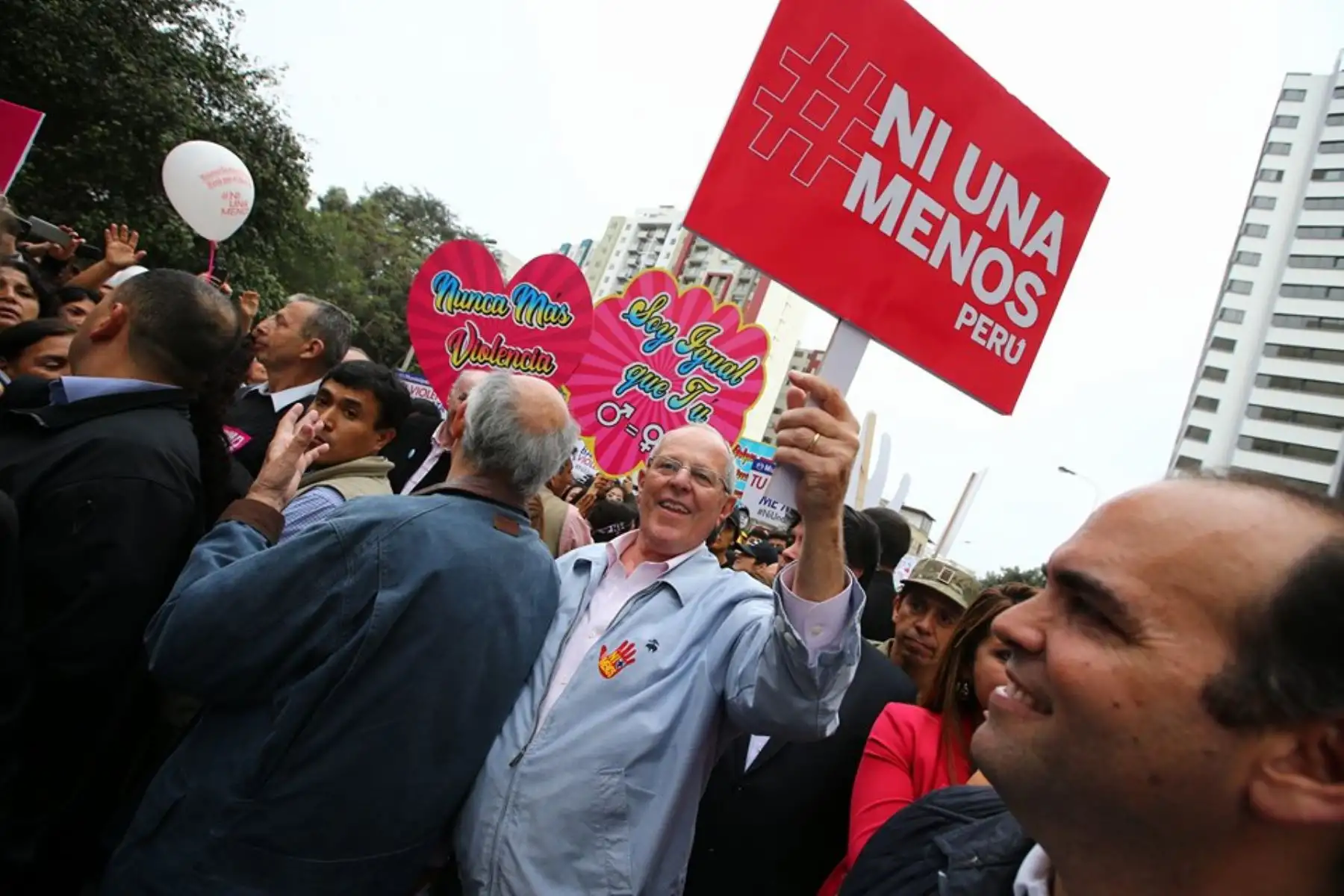 Presidente de la República, Pedro Pablo Kuczynski, participa en la marcha "Ni una menos", que busca desterrar toda forma de violencia contra la mujer. Foto: ANDINA/Prensa Presidencia/ Andres Valle