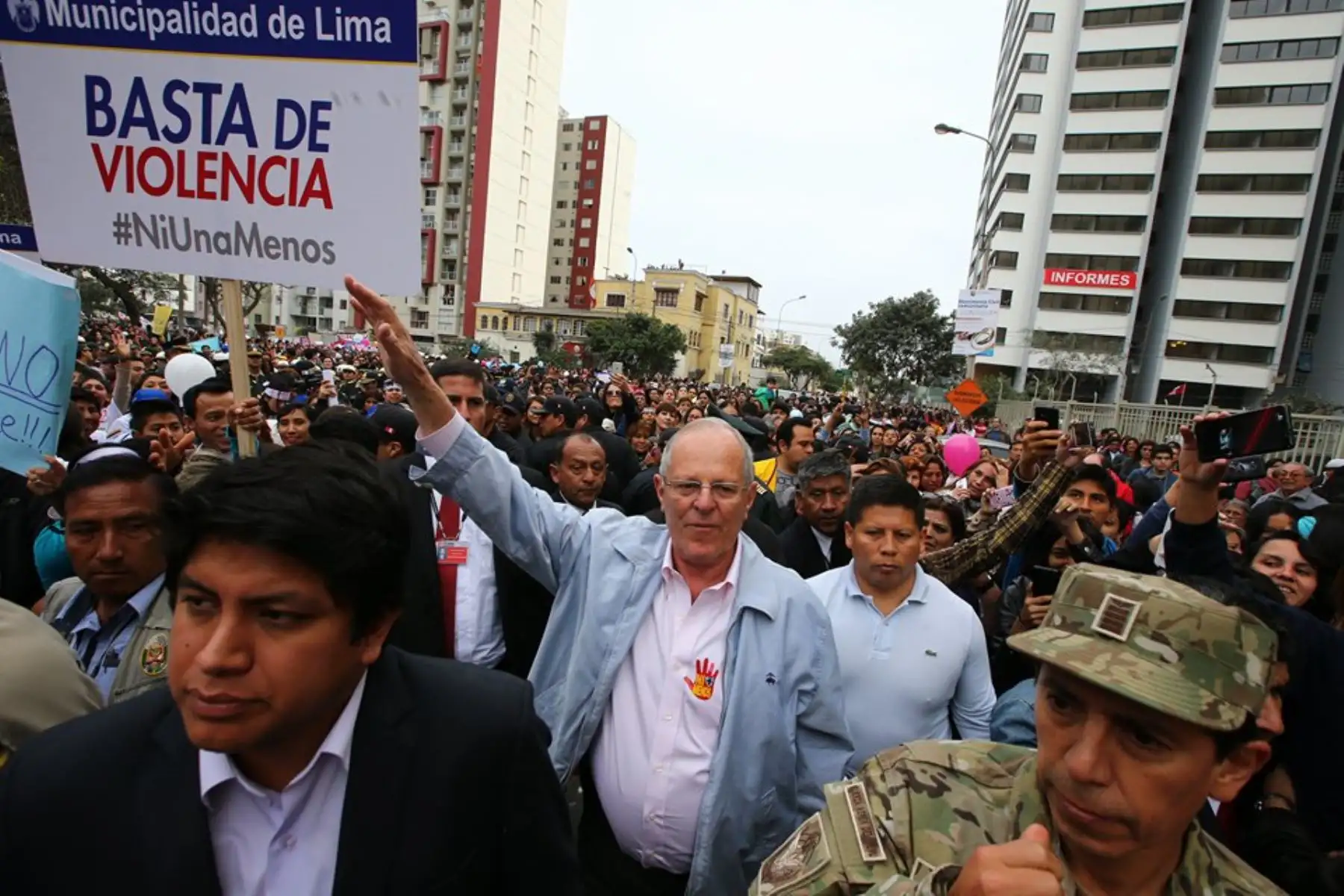 Presidente de la República, Pedro Pablo Kuczynski, participa en la marcha "Ni una menos", que busca desterrar toda forma de violencia contra la mujer. Foto: ANDINA/Prensa Presidencia/ Andres Valle
