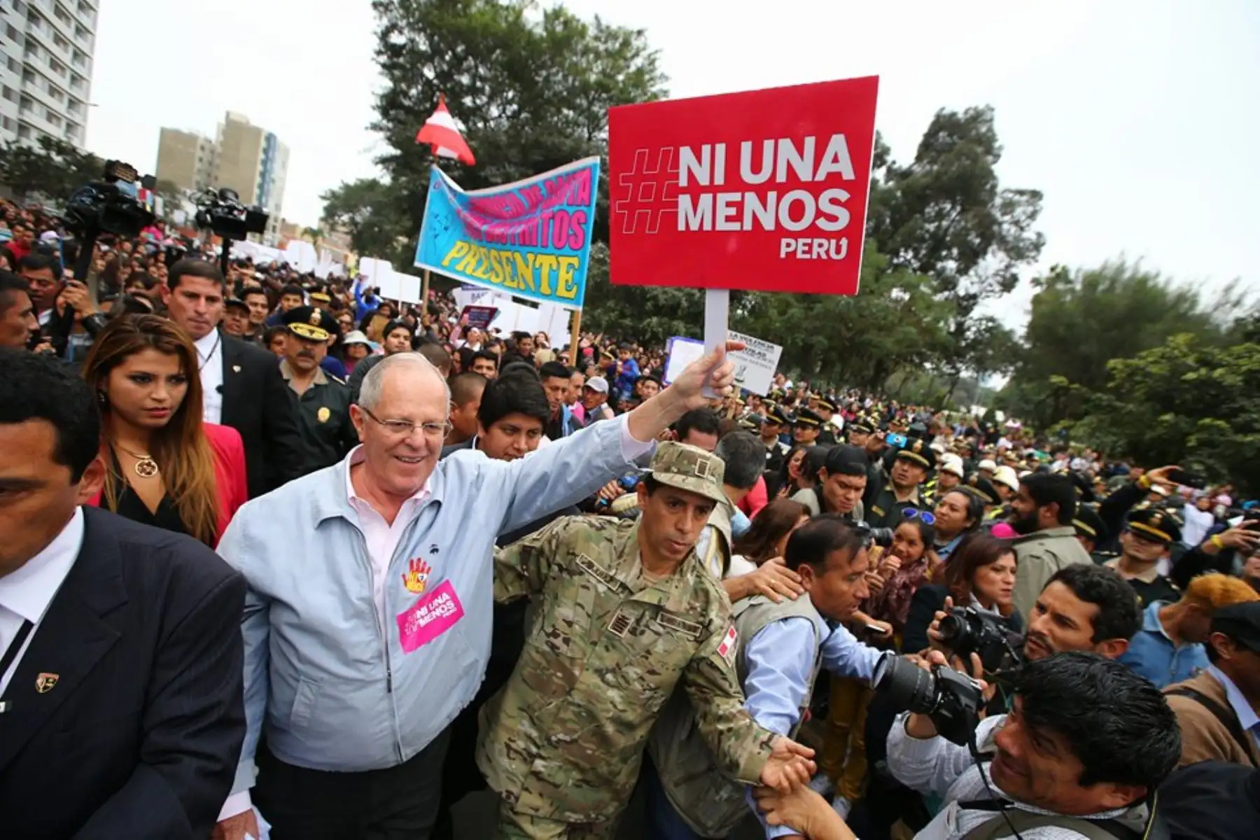 Presidente de la República, Pedro Pablo Kuczynski, participa en la marcha "Ni una menos", que busca desterrar toda forma de violencia contra la mujer. Foto: ANDINA/Prensa Presidencia/ Andres Valle