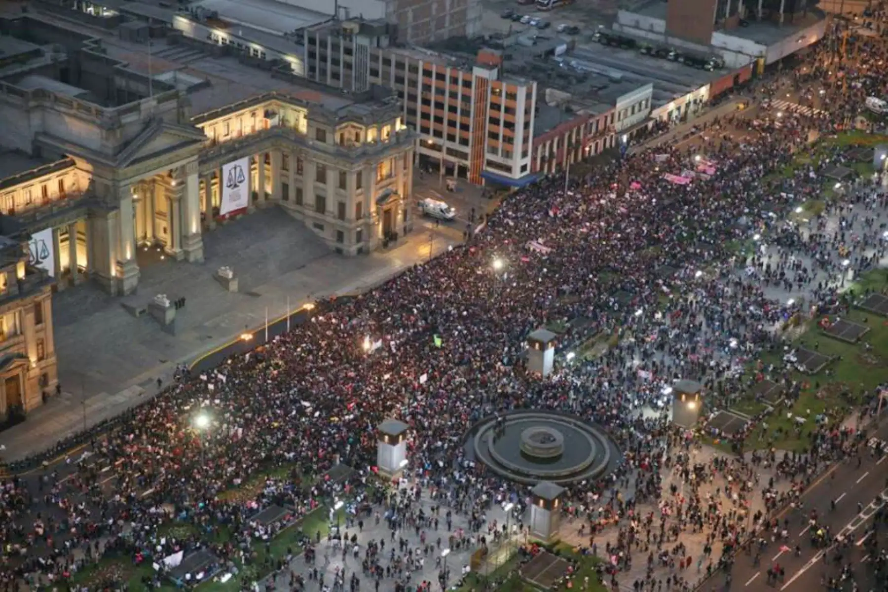 LIMA,PERÚ-AGOSTO 13.Mujeres y hombres, frente al poder judicial, participan en la marcha "Ni una menos", que busca desterrar toda forma de violencia contra la mujer.Foto: ANDINA/Vidal tarqui
