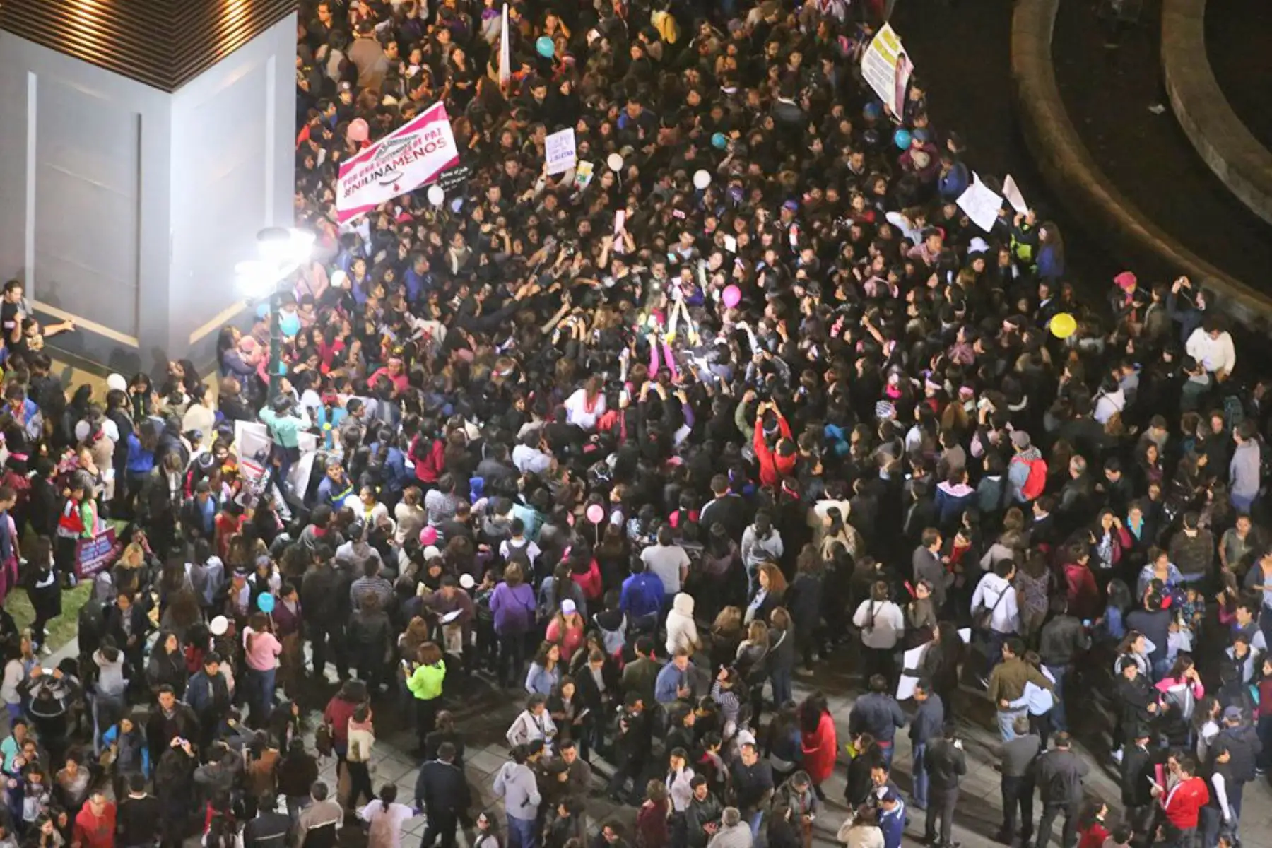 LIMA,PERÚ-AGOSTO 13.Mujeres y hombres, frente al poder judicial, participan en la marcha "Ni una menos", que busca desterrar toda forma de violencia contra la mujer.Foto: ANDINA/Vidal tarqui