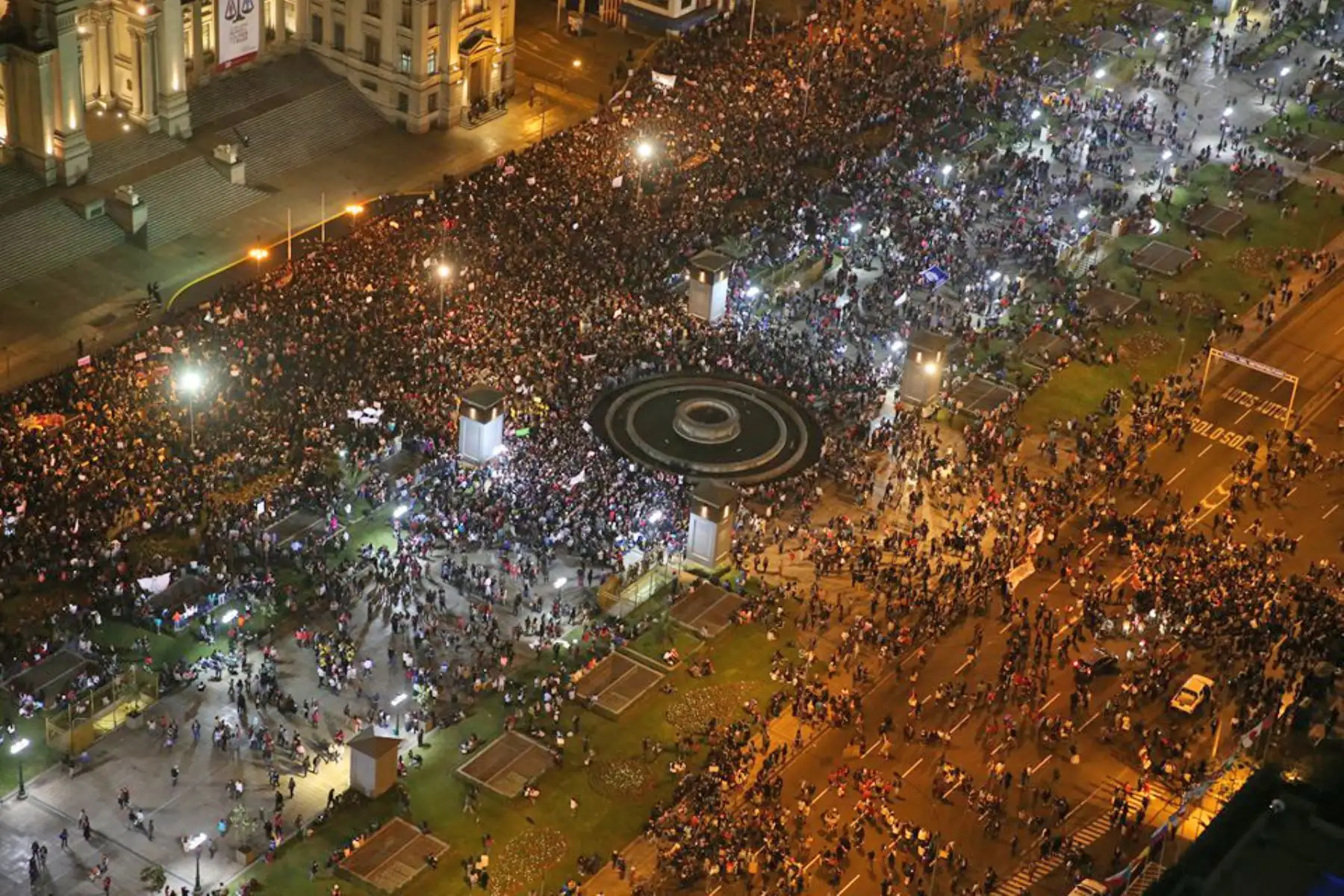LIMA,PERÚ-AGOSTO 13.Mujeres y hombres, frente al poder judicial, participan en la marcha "Ni una menos", que busca desterrar toda forma de violencia contra la mujer.Foto: ANDINA/Vidal tarqui