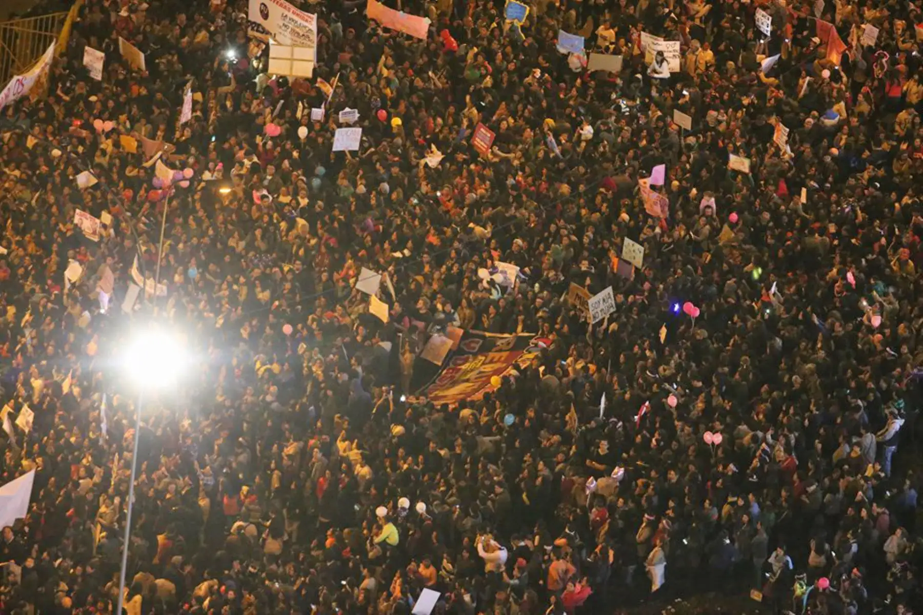 LIMA,PERÚ-AGOSTO 13.Mujeres y hombres, frente al poder judicial, participan en la marcha "Ni una menos", que busca desterrar toda forma de violencia contra la mujer.Foto: ANDINA/Vidal tarqui