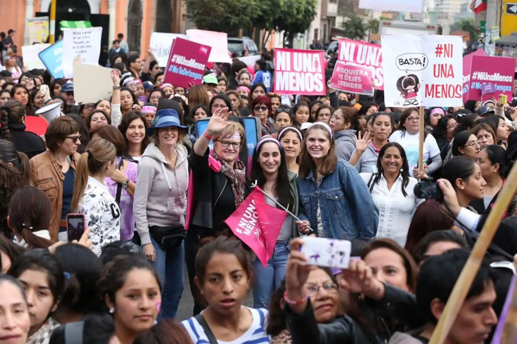 LIMA,PERÚ-AGOSTO 13.La primera dama Nancy Lange, participa en la marcha "Ni una menos", que busca desterrar toda forma de violencia contra la mujer.Foto: ANDINA/ Prensa Presidencia