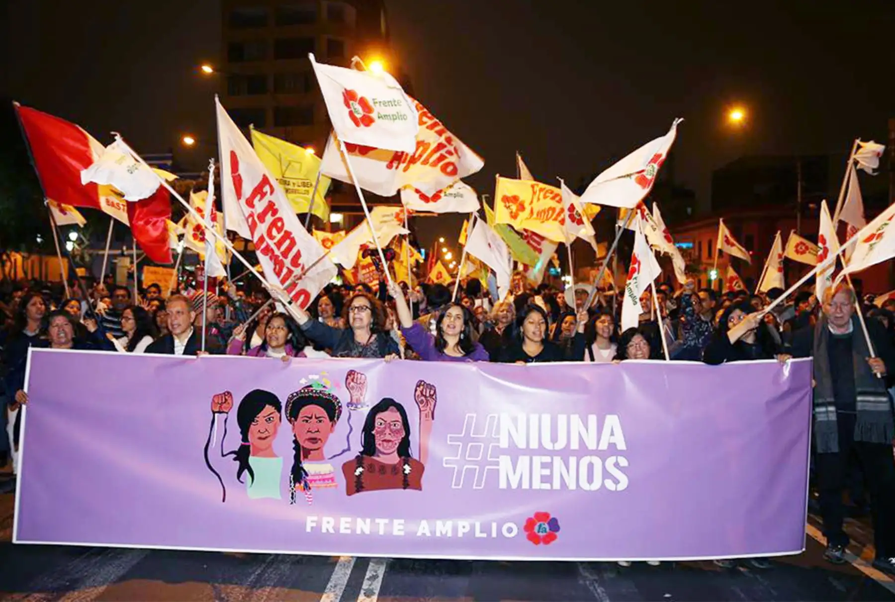 LIMA,PERÚ-AGOSTO 13. Veronica Mendoza junto a congresistas del Frente Amplio, participan en la marcha "Ni una menos", que busca desterrar toda forma de violencia contra la mujer.Foto: ANDINA/Juan Carlos Guzmán