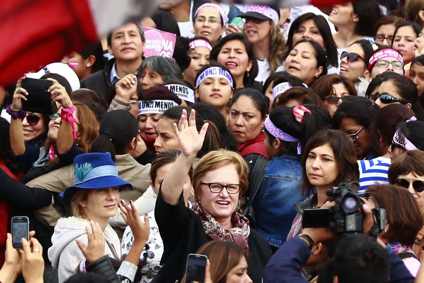 LIMA,PERÚ-AGOSTO 13.La primera dama Nancy Lange, participa en la marcha "Ni una menos", que busca desterrar toda forma de violencia contra la mujer.Foto: ANDINA/Jhony Laurente