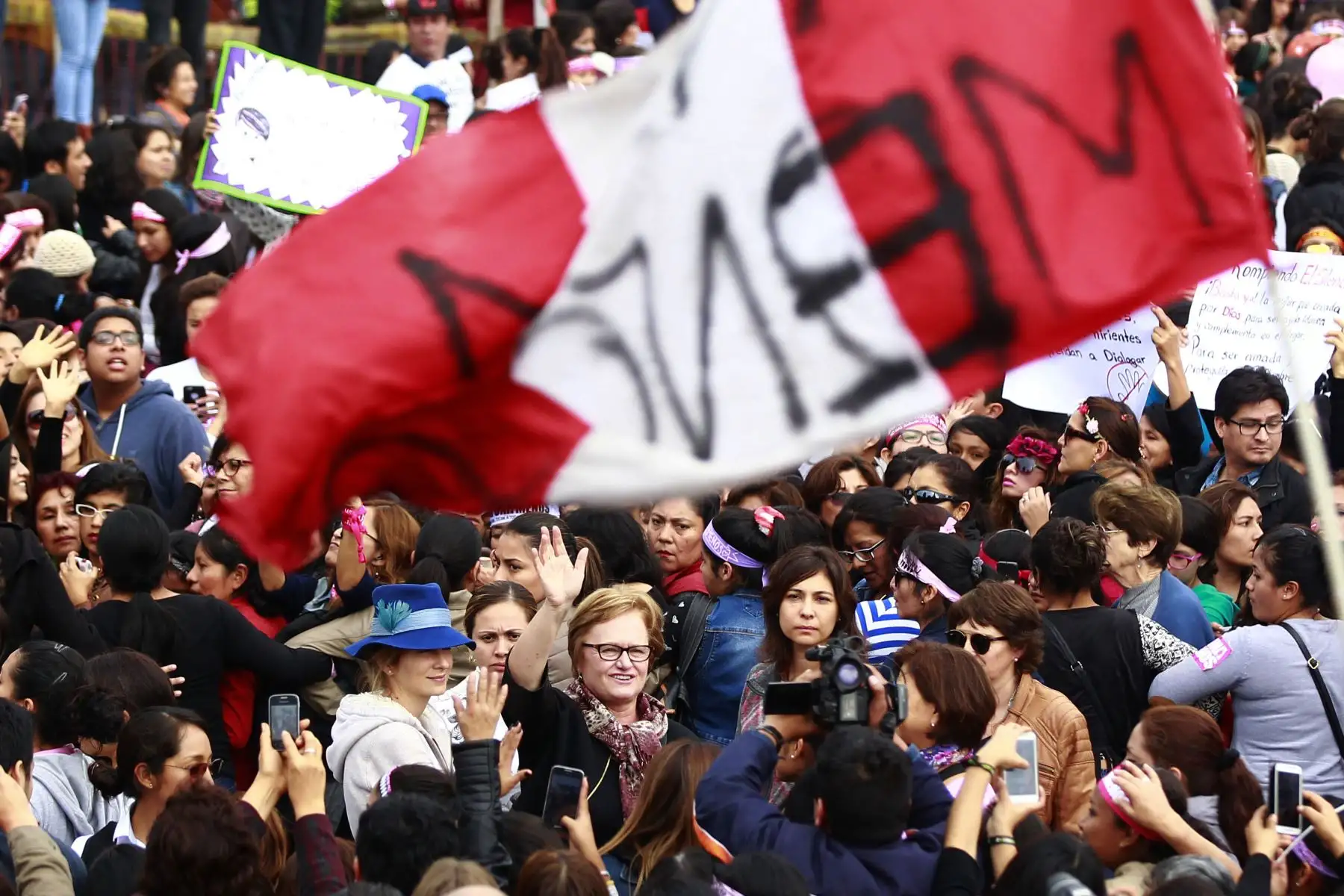 LIMA,PERÚ-AGOSTO 13.La primera dama Nancy Lange, participa en la marcha "Ni una menos", que busca desterrar toda forma de violencia contra la mujer.Foto: ANDINA/Jhony Laurente