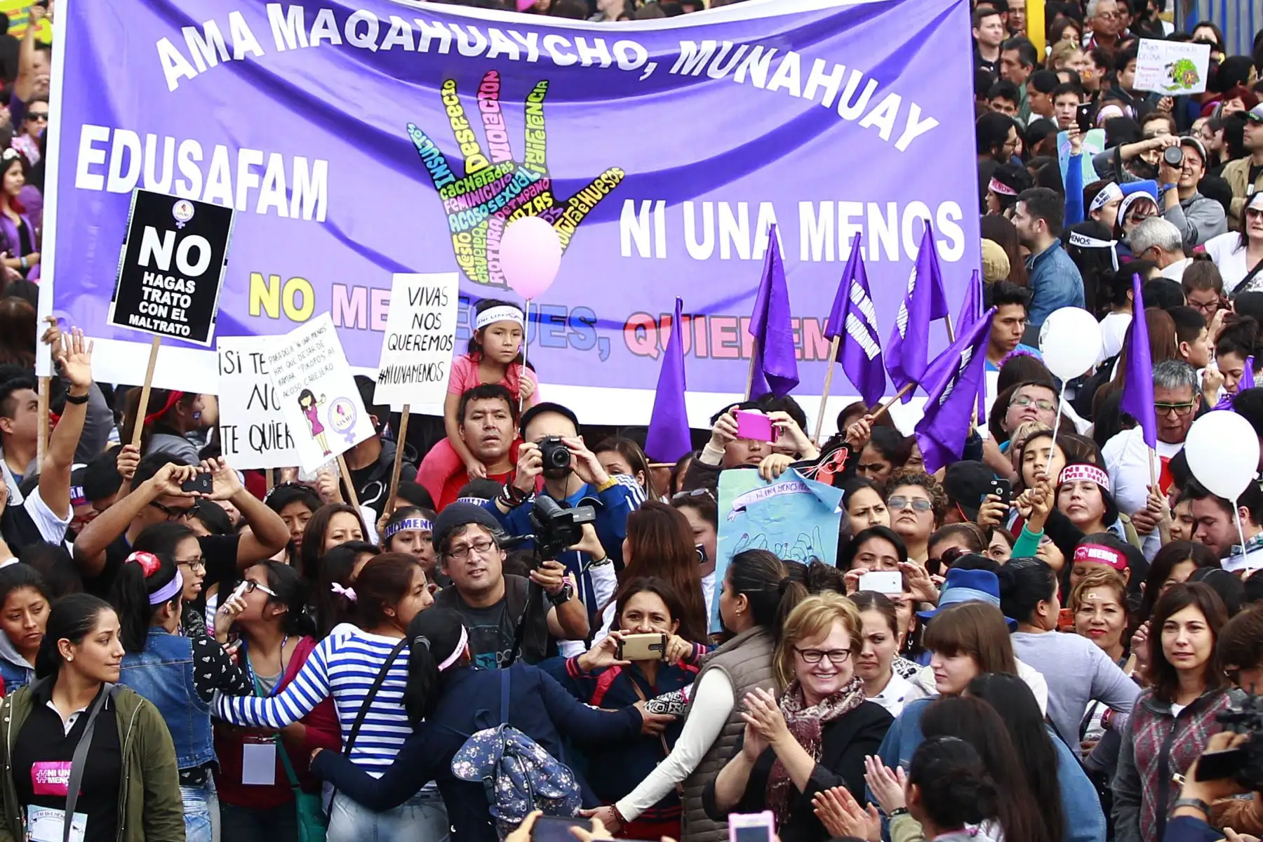 LIMA,PERÚ-AGOSTO 13.La primera dama Nancy Lange, participa en la marcha "Ni una menos", que busca desterrar toda forma de violencia contra la mujer.Foto: ANDINA/Jhony Laurente