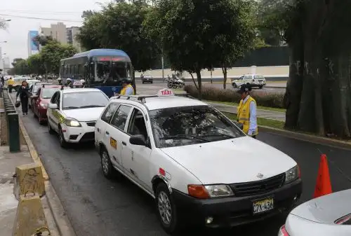 En un taxi colectivo uno se transporta junto a personas desconocidas. Foto: ANDINA/Norman Córdova