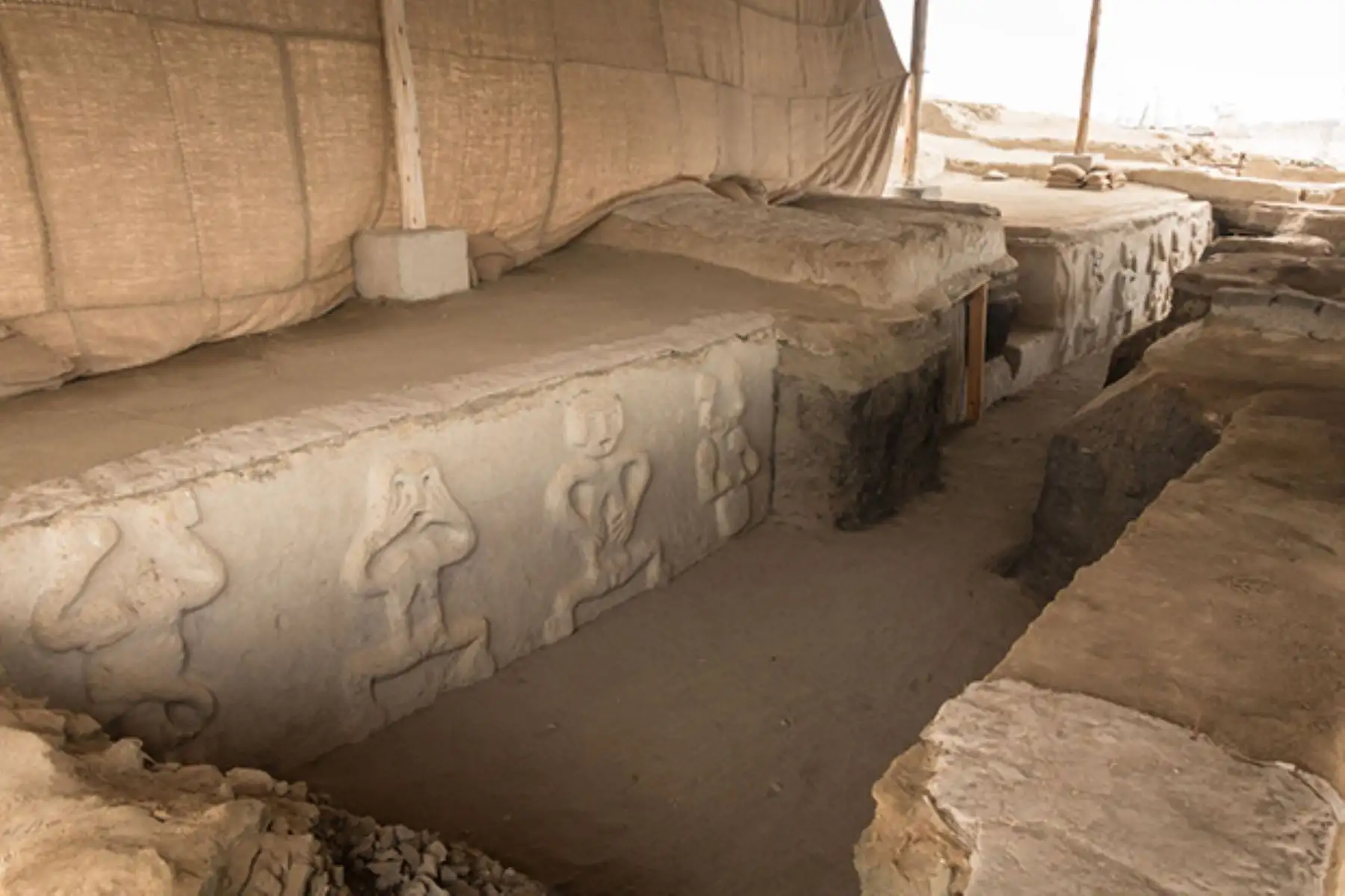 Salón Ceremonial con Relieves Murales de Vichama, sociedad agropesquera de Végueta-Huacho,
