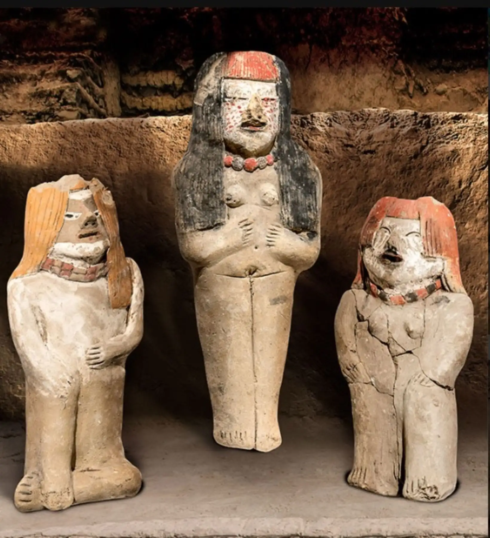 Estatuillas antropomorfas de alto status, halladas como ofrendas en el Edificio Las Hornacinas de Vichama, sociedad agropesquera de Végueta-Huacho.