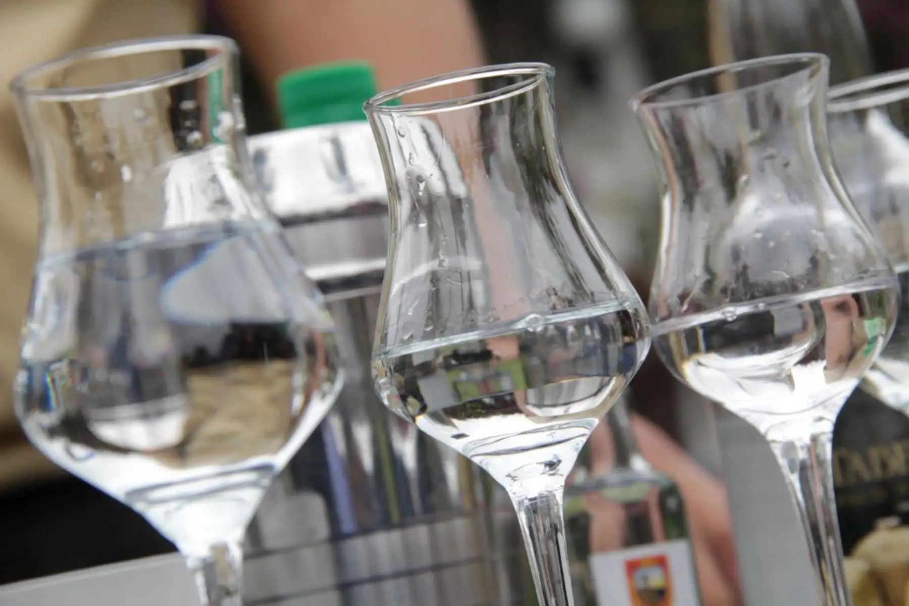 Pisco en su copa diseñada especialmente. Cortesía