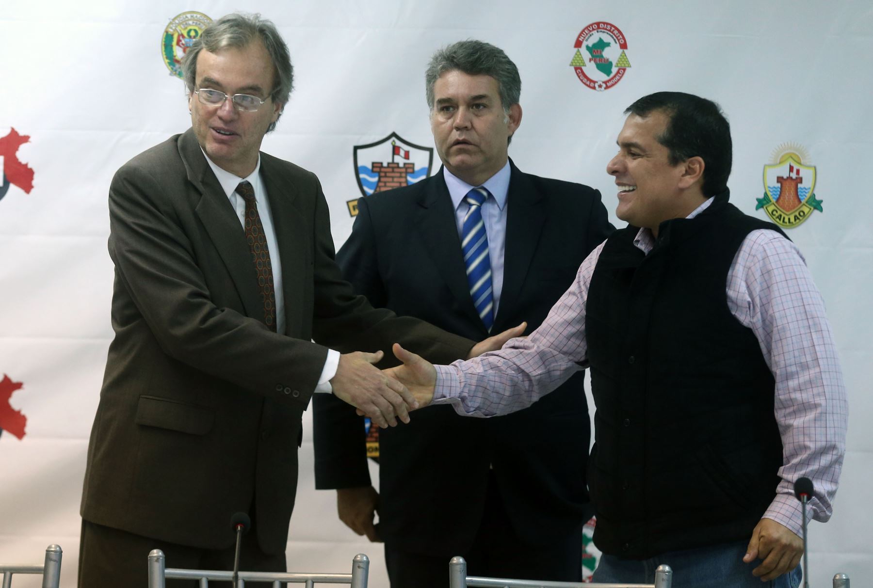 Ministro y alcaldes chalacos celebran acuerdos. ANDINA/Vidal Tarqui