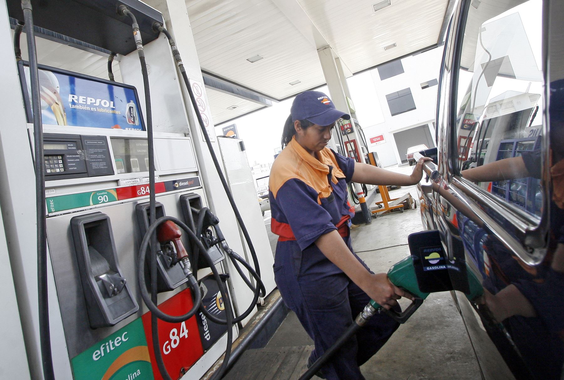 Combustibles: precios de referencia internacional bajan hasta 5.8% por galón