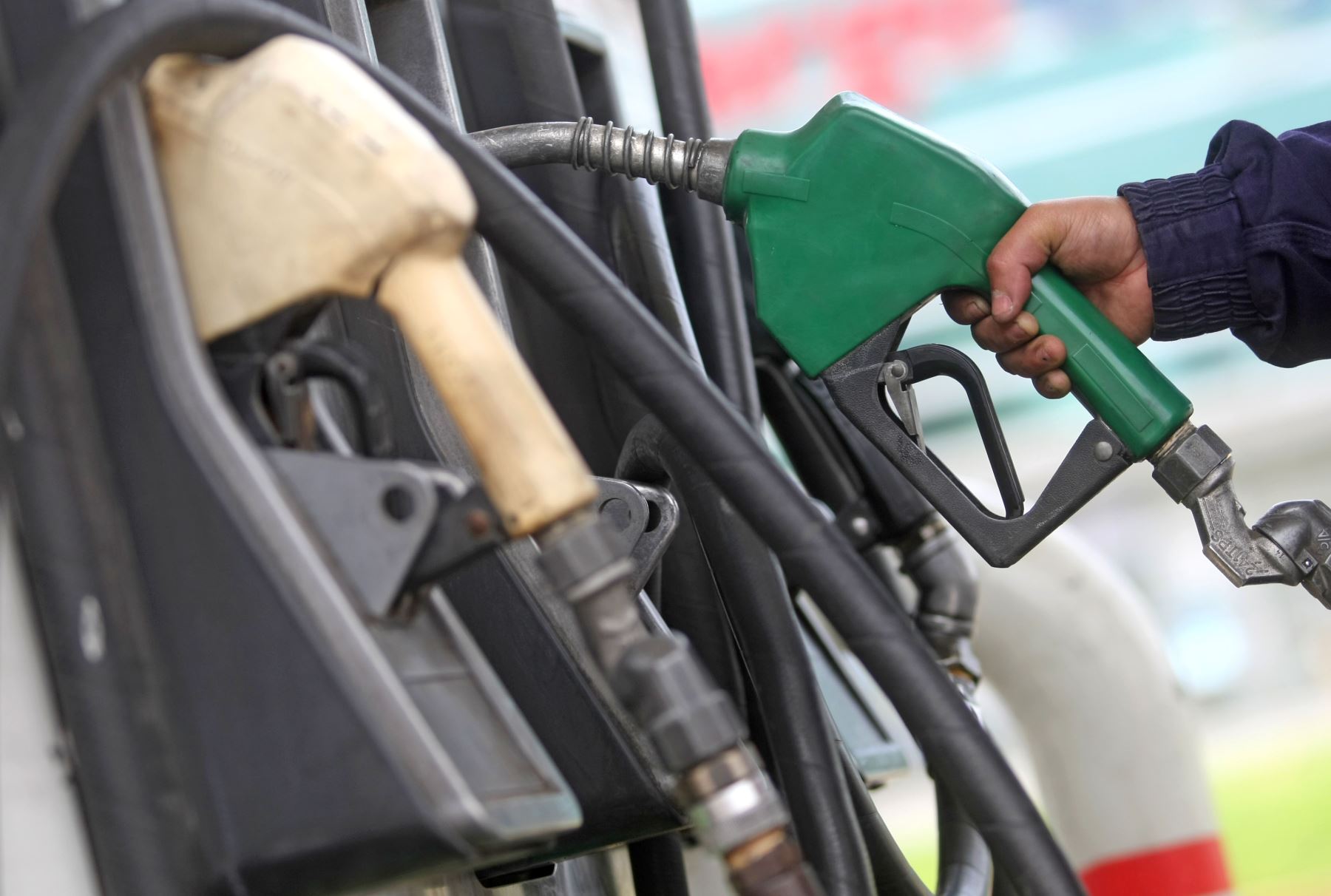 Ejecutivo adopta medidas técnicas para paliar el alza de precios de combustibles