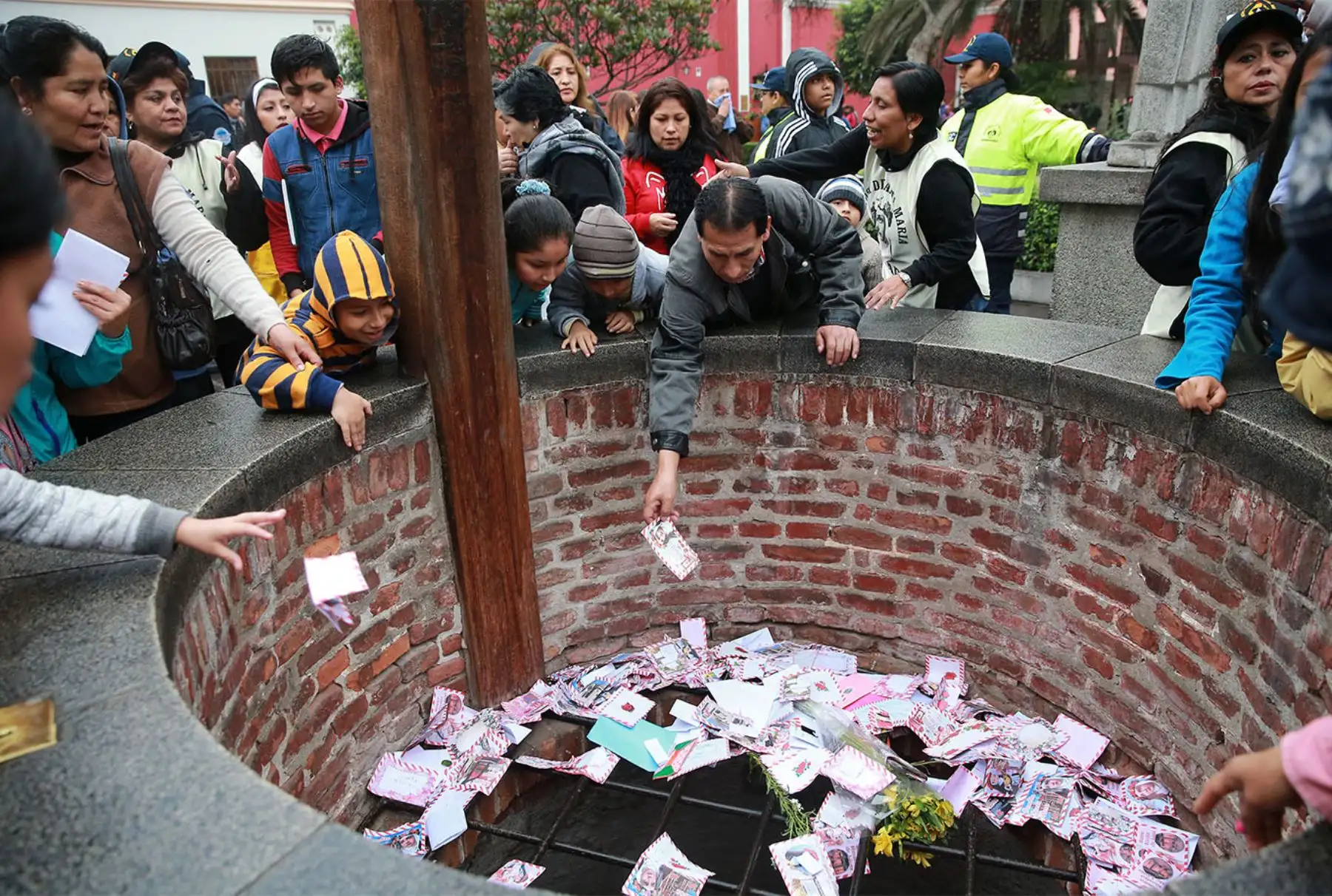 LIMA PERÚ, AGOSTO 30. Miles de fieles se aglomeran en el santuario de Santa Rosa de Lima, en la primera cuadra de la avenida Tacna, para dejar sus cartas en el tradicional pozo de los deseos y rendir homenaje a la santa limeña en su día. Foto: ANDINA/Jhony Laurente