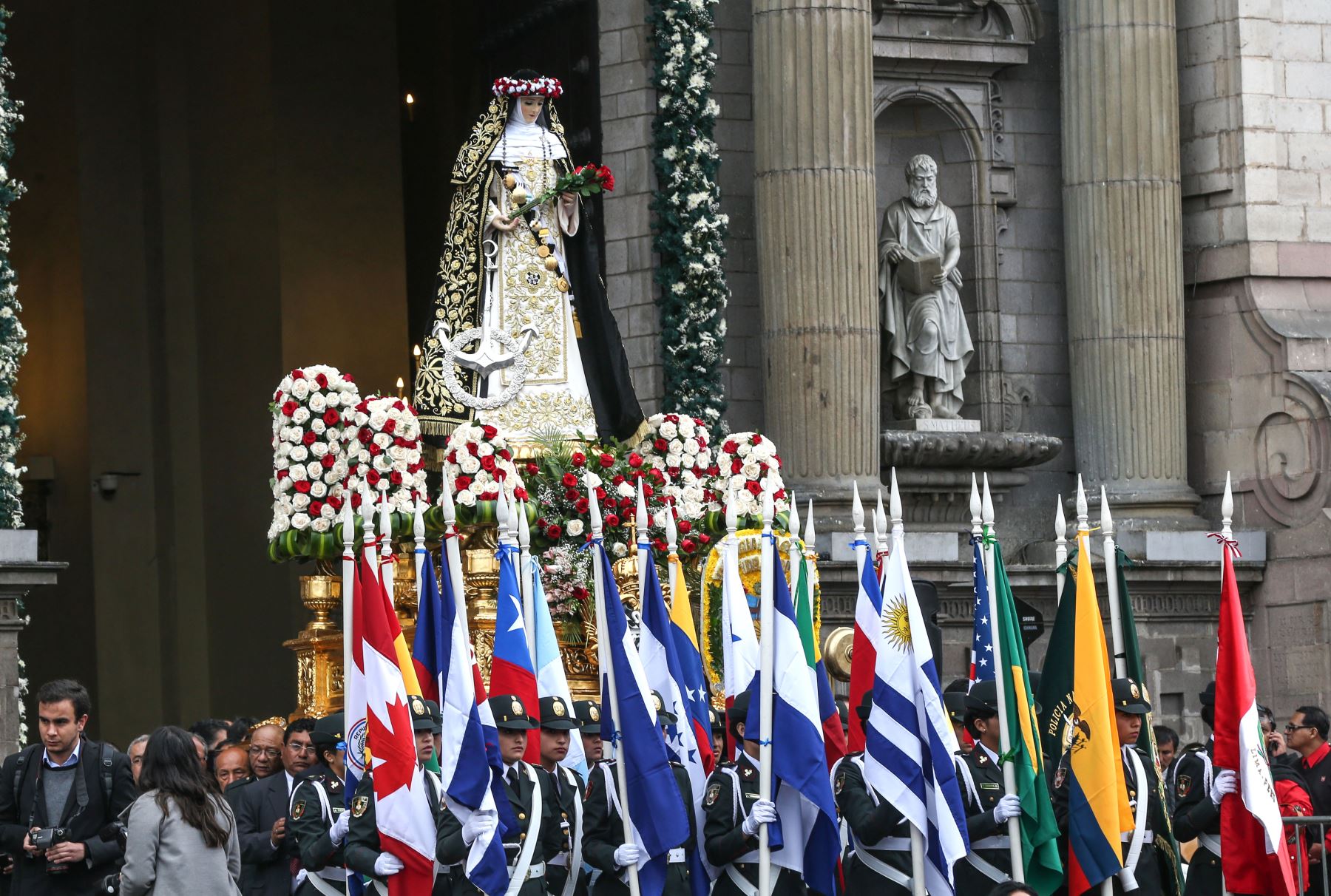 LIMA PERÚ, AGOSTO 30. Presidente de la República Pedro Pablo Kuczynski participa de una Misa de Acción de Gracias en honor a Santa Rosa de Lima, realizada en La Plaza de Armas. Foto: ANDINA/Norman Córdova