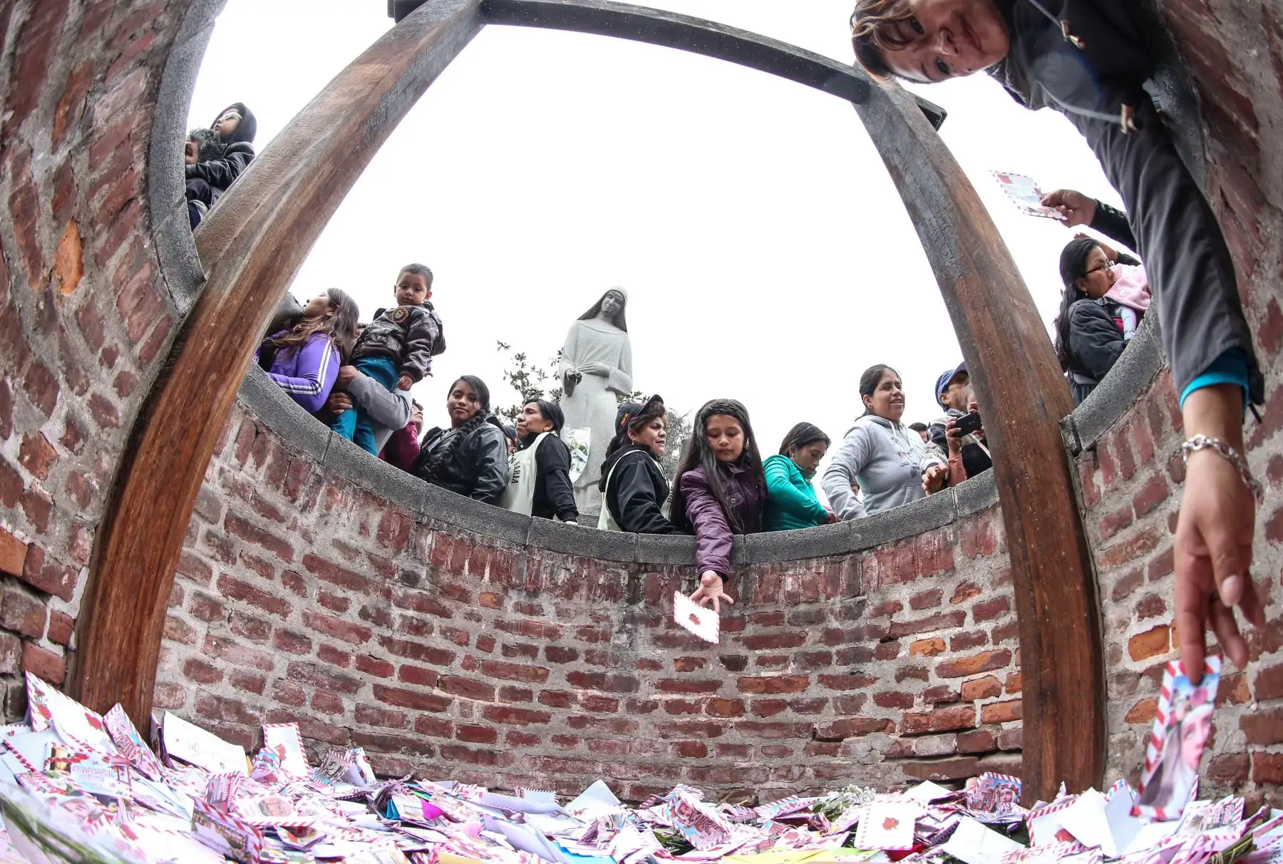 Feligreses llegan a la Basílica de Santa Rosa de Lima en la avenida Tacna para celebrar a la Patrona de las Américas, Indias y Filipinas. Foto: ANDINA/ Vidal Tarqui