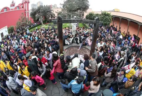 LIMA PERÚ, AGOSTO 30. Miles de fieles se aglomeran en el santuario de Santa Rosa de Lima, para dejar sus cartas en el tradicional pozo de los deseos y rendir homenaje a la santa limeña en su día. Foto: ANDINA/ Vidal Tarqui