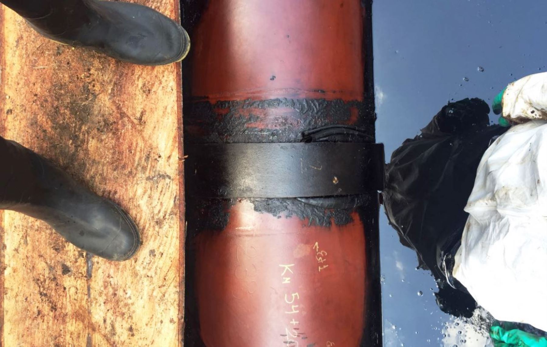 Petroperú mostró imágenes del presunto daño causado por terceros en el Oleoducto y que causaron fuga de petróleo.