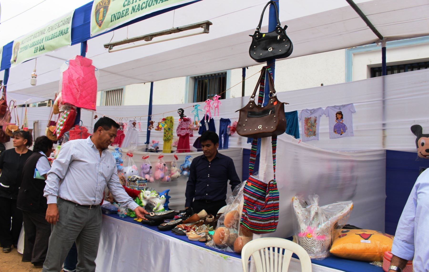 Internos de 17 penales de Lima exponen productos educativos en feria organizada por el Inpe en Huacho.
