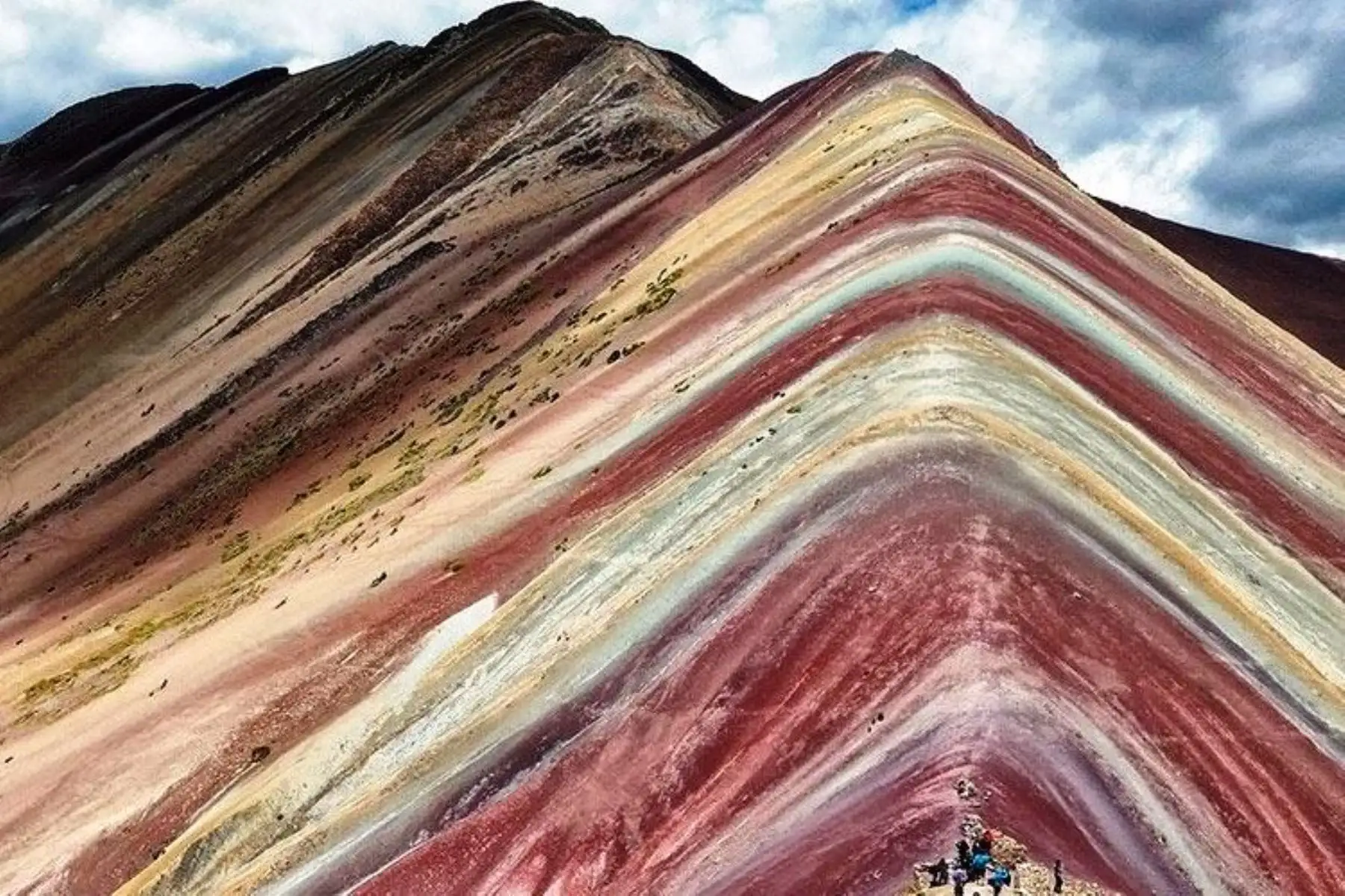 El Ministerio de Energía y Minas (MEM) informó que la empresa minera Minquest Perú S.A. le comunicó hoy su intención de ceder la concesión Red Beds 2, zona donde se encuentra el cerro Vinicunca, conocido también como el cerro de los “Siete Colores”, ubicado en el distrito de Pitumarca-Cusipata, provincia de Canchis, región Cusco. INTERNET/Medios