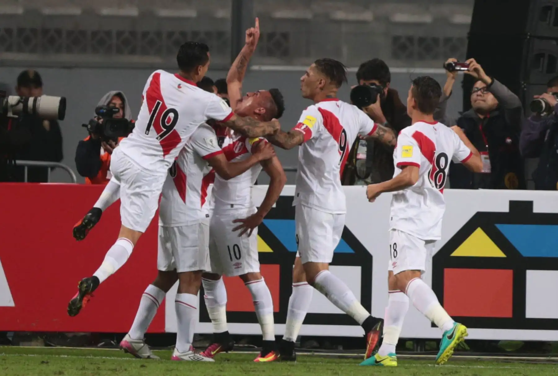 Christian Cueva, de la selección peruana, anota el gol contra Ecuador por las eliminatorias del Mundial Rusia 2018. Foto: ANDINA/Carlos Lezama