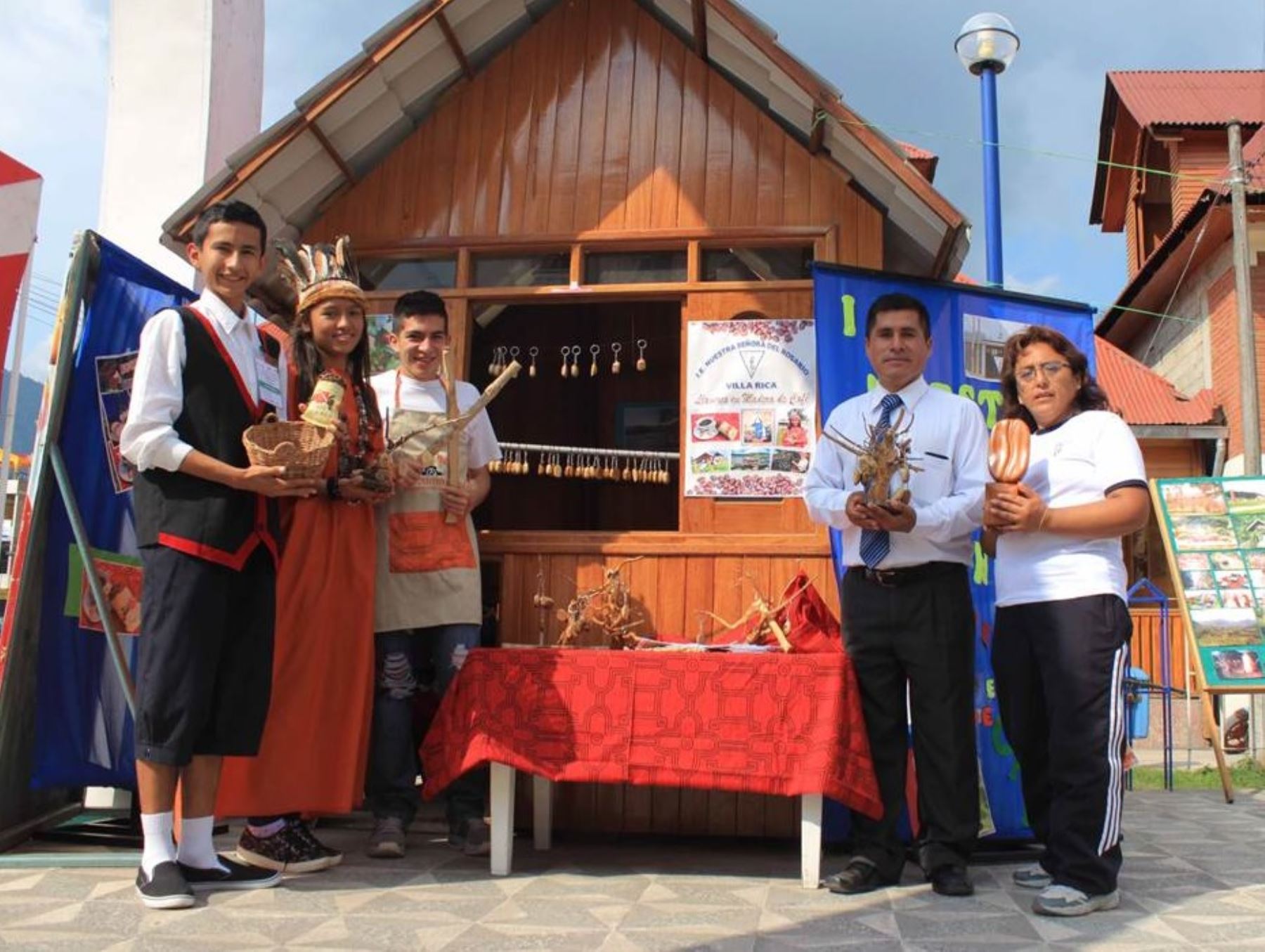 Ganadores del  “Segundo Concurso de Planes de Econegocios Escolares Formalizados 2016”, en la cual participaron 17 instituciones educativas de la provincia de Oxapampa.