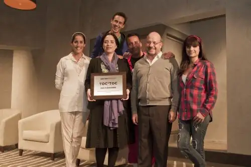 Elenco de Toc Toc celebra su acogida.