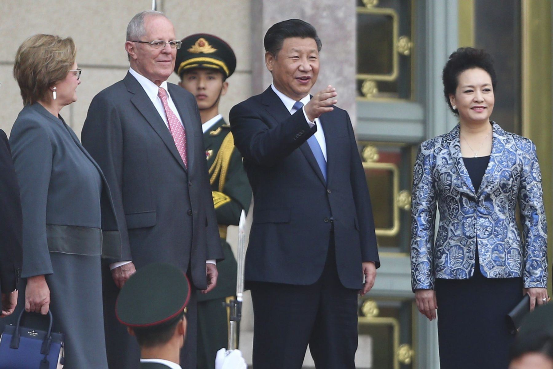 El presidente Pedro Pablo Kuczynski es recibido por su homólogo chino, Xi Jinping.