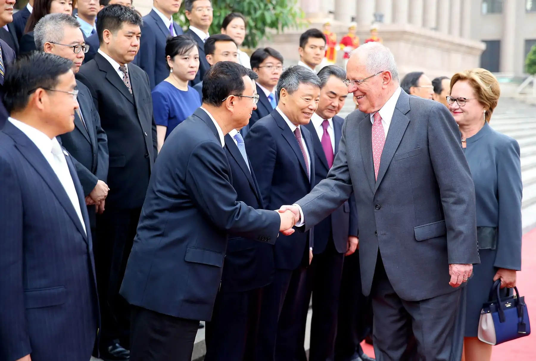El presidente Pedro Pablo Kuczynski es recibido por el gobernante chino, Xi Jinping, durante una ceremonia celebrada en el Gran Palacio del Pueblo Chino en Beijing.Foto: ANDINA/ Prensa Presidencia