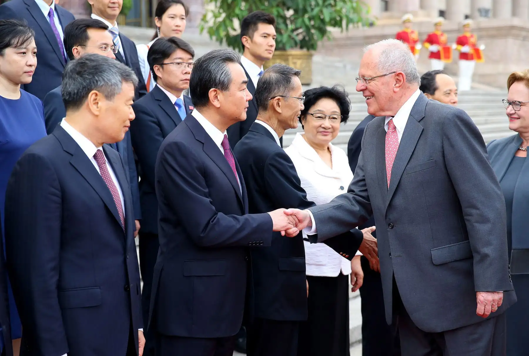 El presidente Pedro Pablo Kuczynski es recibido por el gobernante chino, Xi Jinping, durante una ceremonia celebrada en el Gran Palacio del Pueblo Chino en Beijing.Foto: ANDINA/ Prensa Presidencia