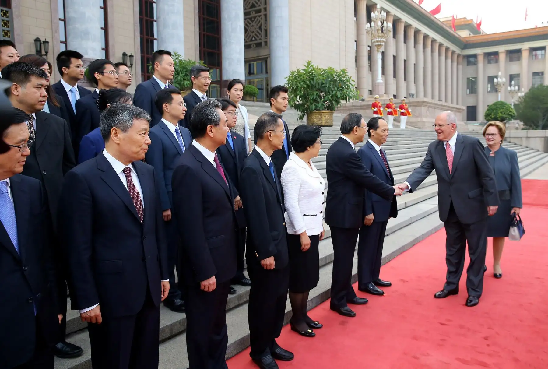 El presidente Pedro Pablo Kuczynski es recibido por el gobernante chino, Xi Jinping, durante una ceremonia celebrada en el Gran Palacio del Pueblo Chino en Beijing.Foto: ANDINA/ Prensa Presidencia