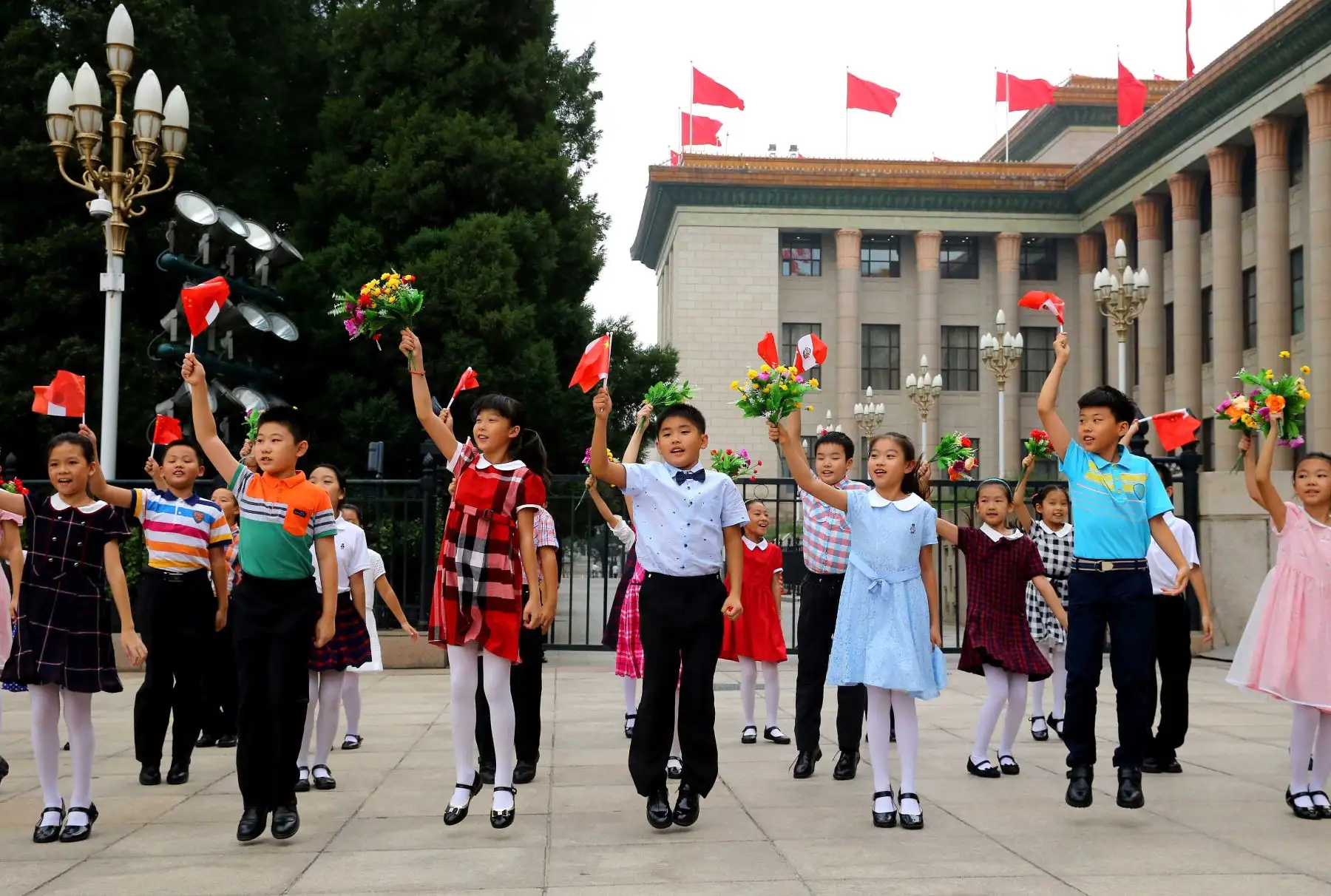 El presidente Pedro Pablo Kuczynski es recibido por el gobernante chino, Xi Jinping, durante una ceremonia celebrada en el Gran Palacio del Pueblo Chino en Beijing.Foto: ANDINA/ Prensa Presidencia