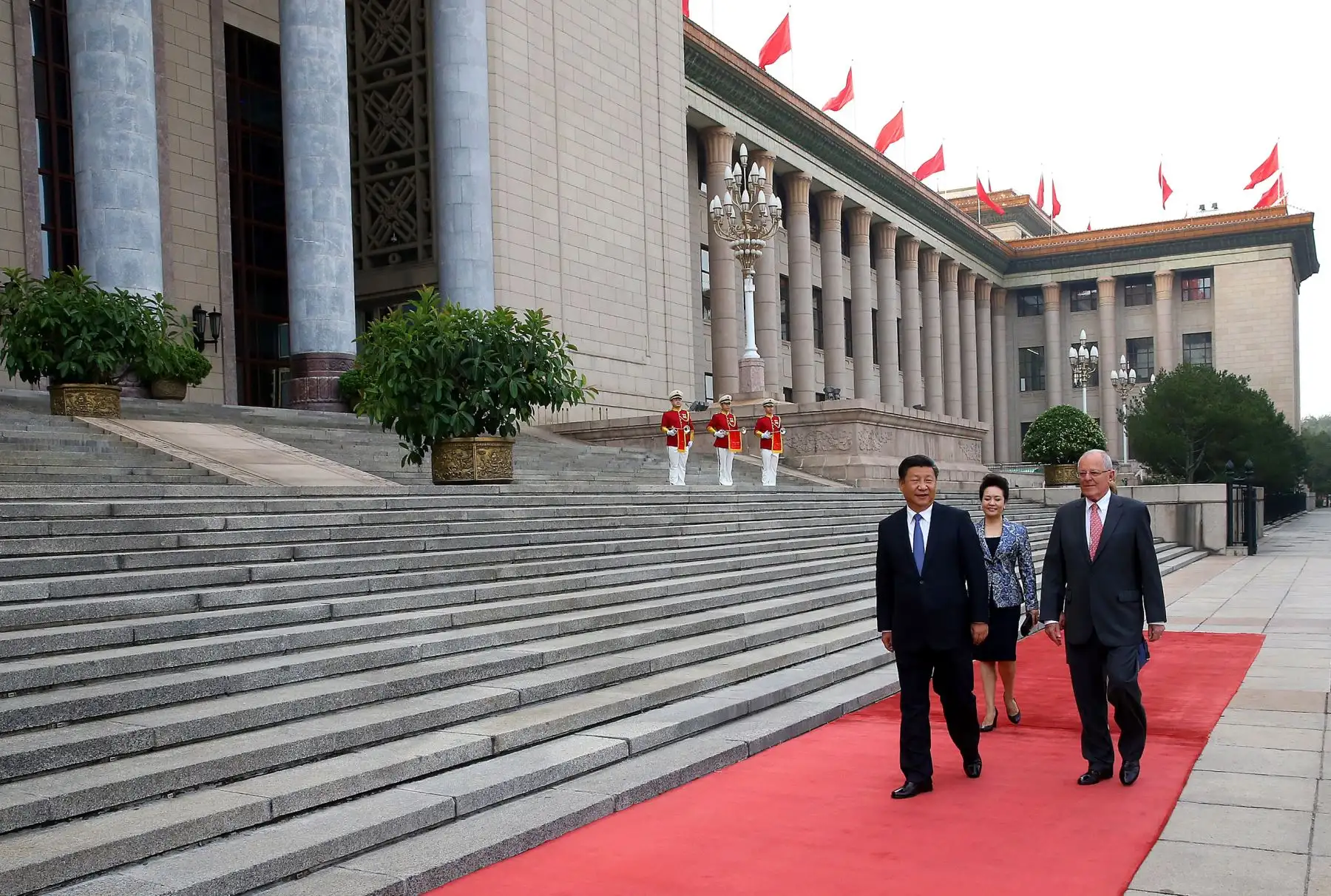 El presidente Pedro Pablo Kuczynski es recibido por el gobernante chino, Xi Jinping, durante una ceremonia celebrada en el Gran Palacio del Pueblo Chino en Beijing.Foto: ANDINA/ Prensa Presidencia