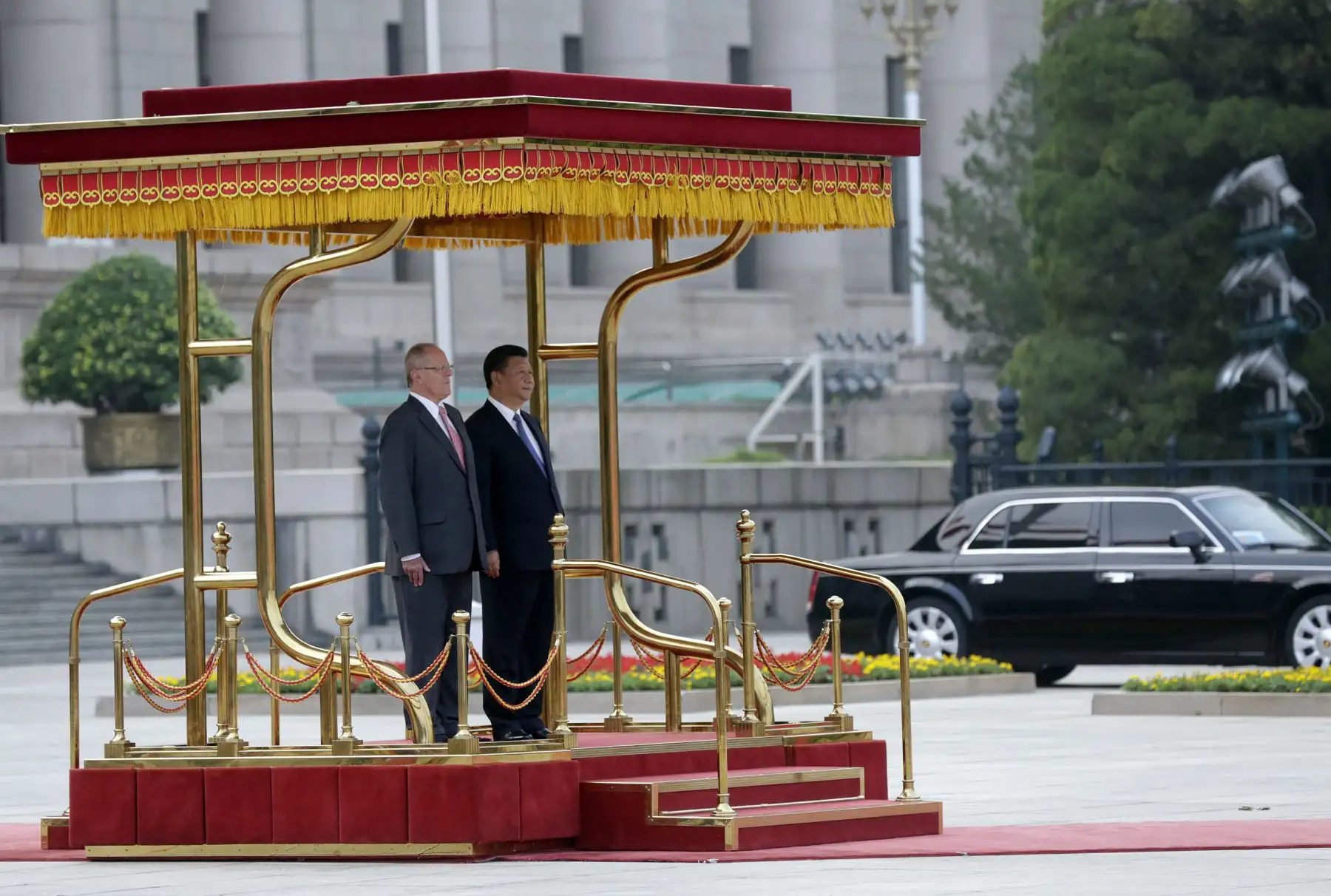 El presidente Pedro Pablo Kuczynski es recibido por el gobernante chino, Xi Jinping, durante una ceremonia celebrada en el Gran Palacio del Pueblo Chino en Beijing.Foto: ANDINA/ Prensa Presidencia