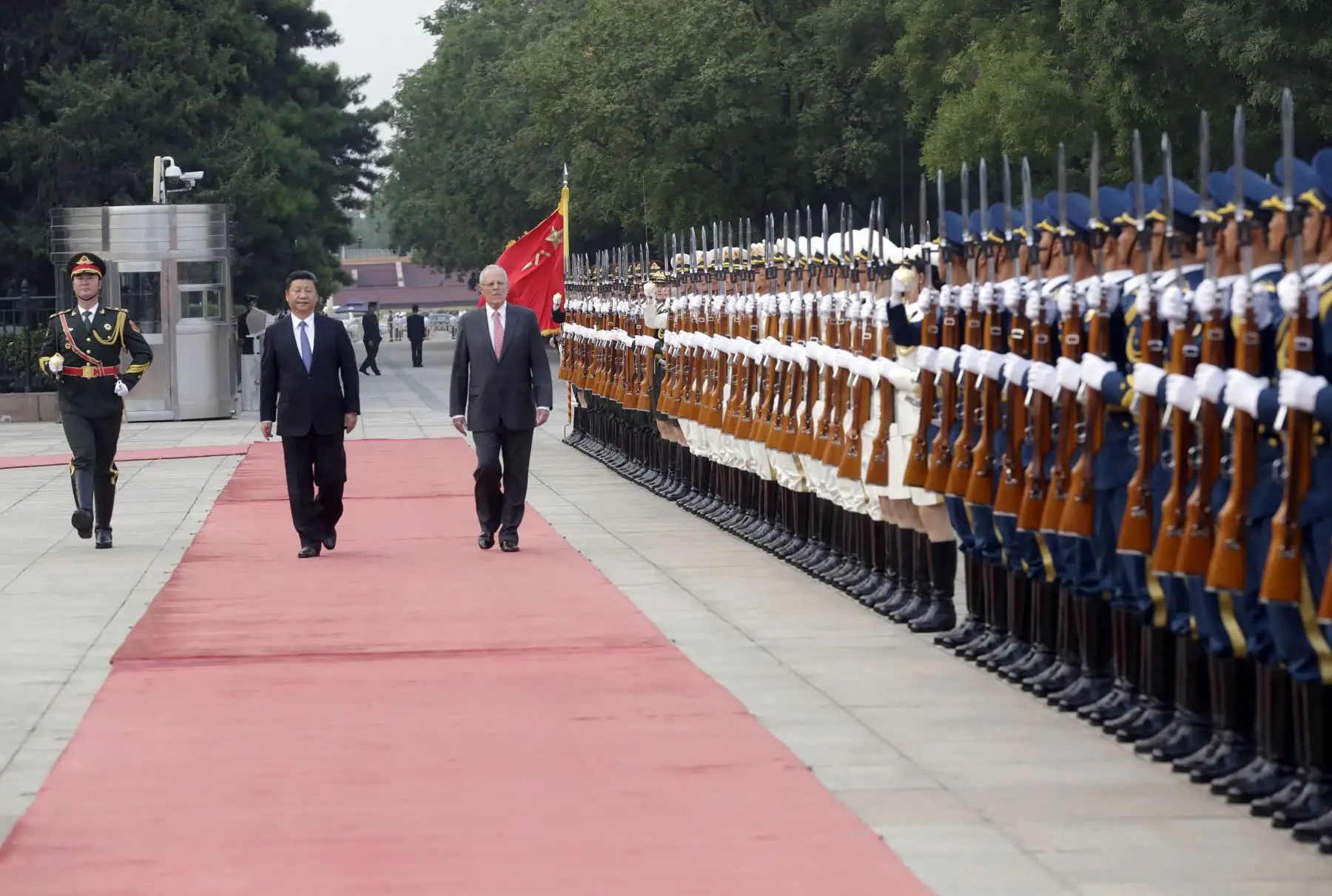 El presidente Pedro Pablo Kuczynski es recibido por el gobernante chino, Xi Jinping, durante una ceremonia celebrada en el Gran Palacio del Pueblo Chino en Beijing.Foto: ANDINA/ Prensa Presidencia