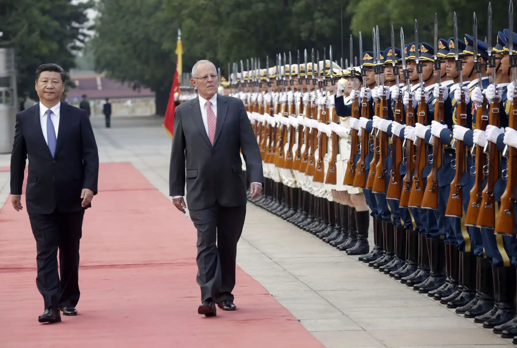El presidente Pedro Pablo Kuczynski es recibido por el gobernante chino, Xi Jinping, durante una ceremonia celebrada en el Gran Palacio del Pueblo Chino en Beijing.Foto: ANDINA/ Prensa Presidencia