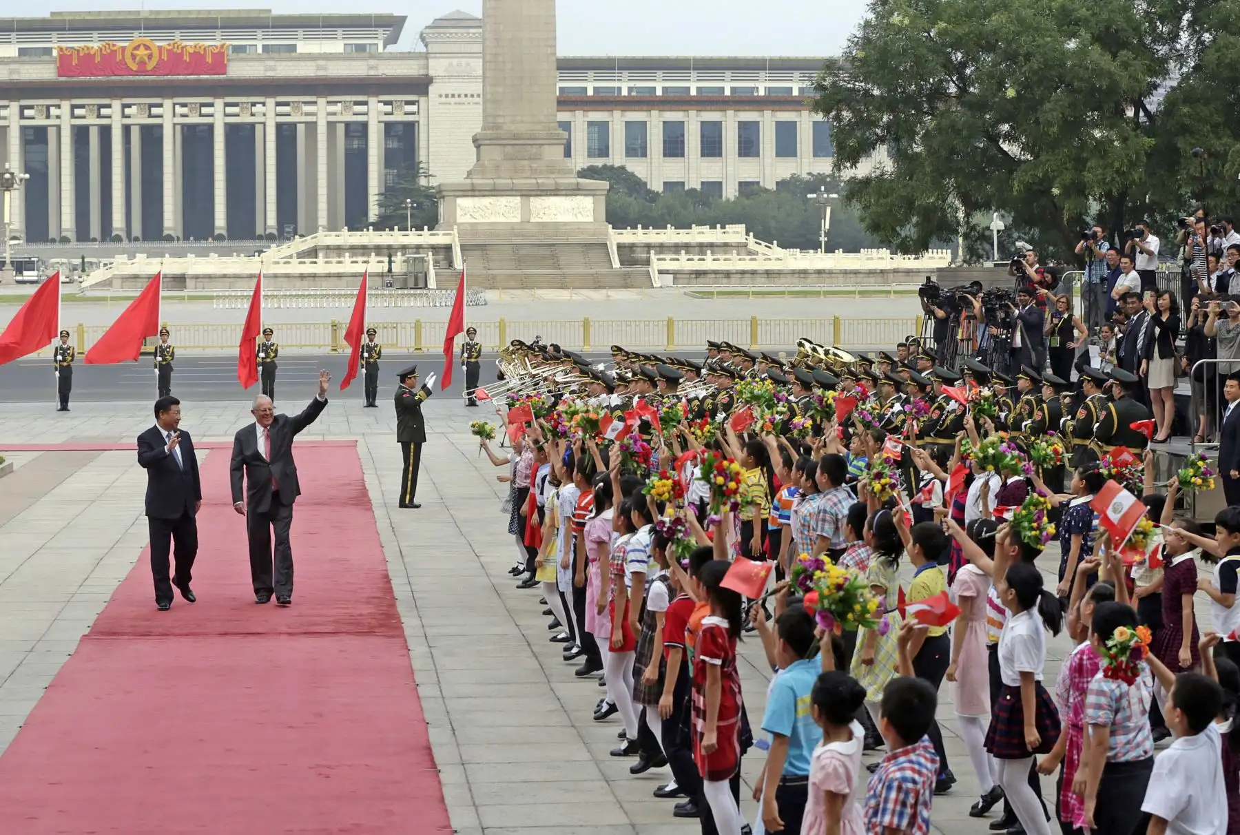 El presidente Pedro Pablo Kuczynski es recibido por el gobernante chino, Xi Jinping, durante una ceremonia celebrada en el Gran Palacio del Pueblo Chino en Beijing.Foto: ANDINA/ Prensa Presidencia