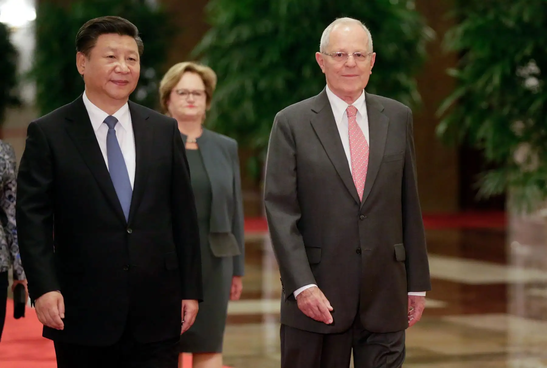 El presidente Pedro Pablo Kuczynski es recibido por el gobernante chino, Xi Jinping, durante una ceremonia celebrada en el Gran Palacio del Pueblo Chino en Beijing.Foto: ANDINA/ Prensa Presidencia