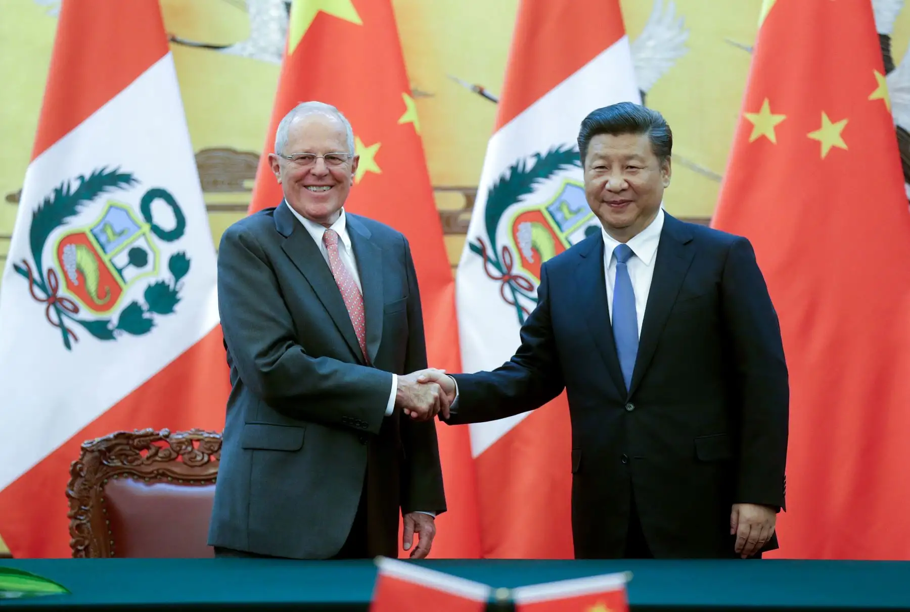 El presidente Pedro Pablo Kuczynski es recibido por el gobernante chino, Xi Jinping, durante una ceremonia celebrada en el Gran Palacio del Pueblo Chino en Beijing.Foto: ANDINA/ Prensa Presidencia