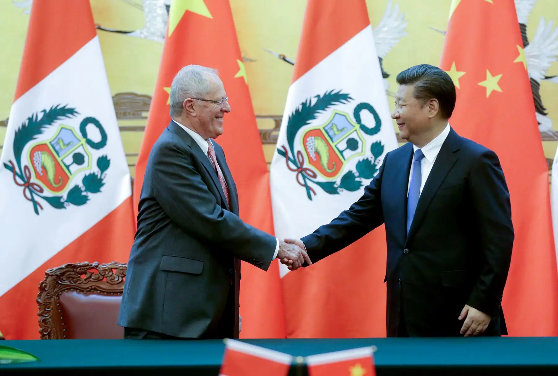 El presidente Pedro Pablo Kuczynski es recibido por el gobernante chino, Xi Jinping, durante una ceremonia celebrada en el Gran Palacio del Pueblo Chino en Beijing.Foto: ANDINA/ Prensa Presidencia