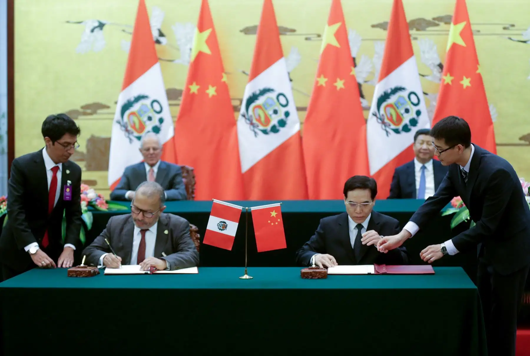 El presidente Pedro Pablo Kuczynski es recibido por el gobernante chino, Xi Jinping, durante una ceremonia celebrada en el Gran Palacio del Pueblo Chino en Beijing.Foto: ANDINA/ Prensa Presidencia