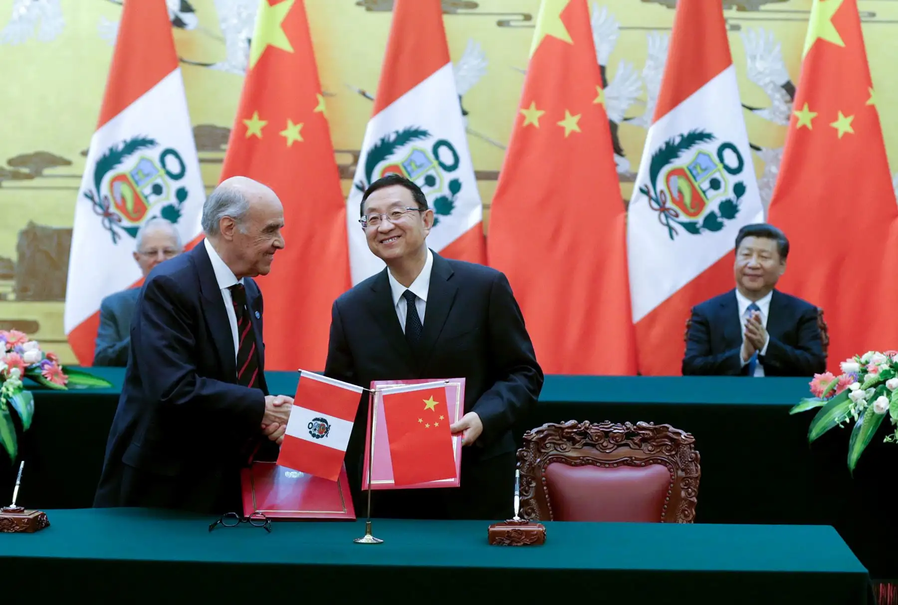 El presidente Pedro Pablo Kuczynski es recibido por el gobernante chino, Xi Jinping, durante una ceremonia celebrada en el Gran Palacio del Pueblo Chino en Beijing.Foto: ANDINA/ Prensa Presidencia