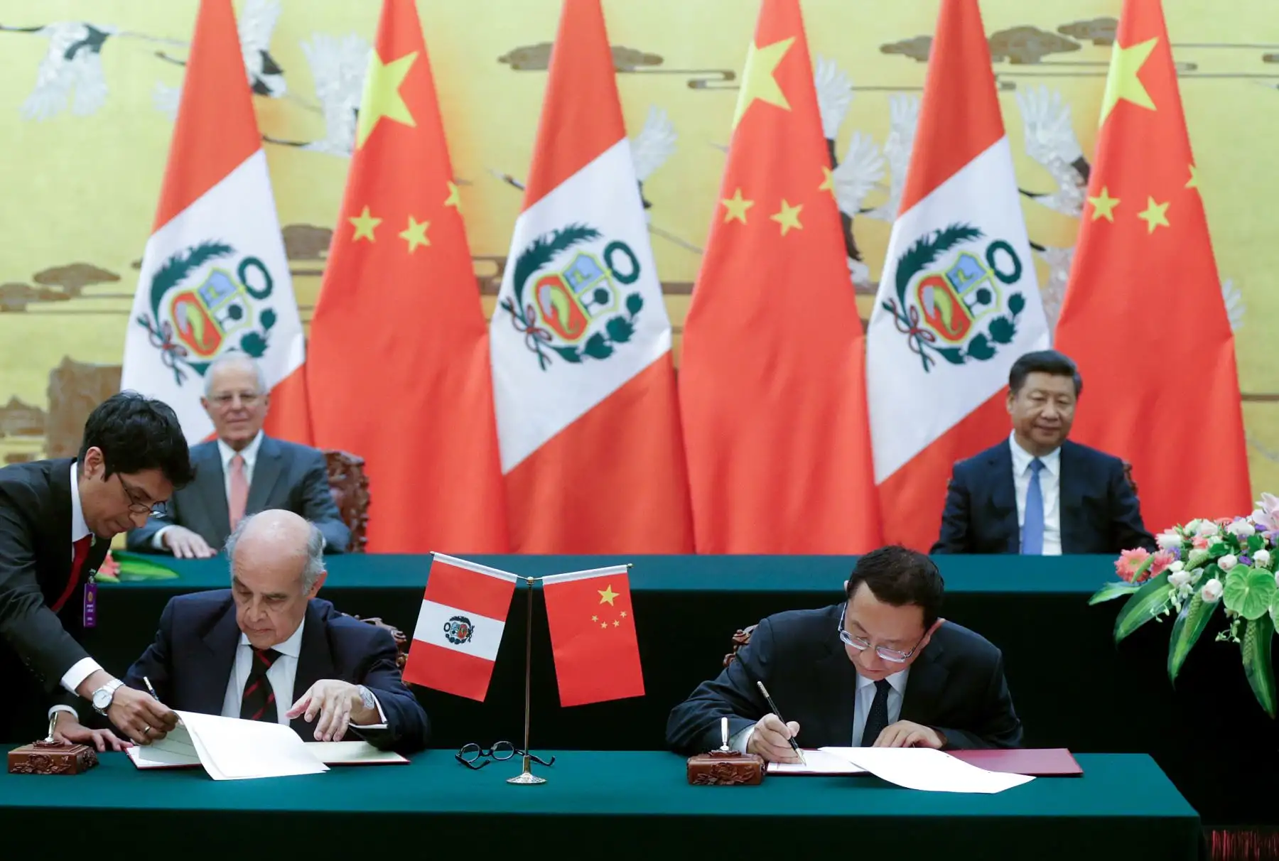 El presidente Pedro Pablo Kuczynski es recibido por el gobernante chino, Xi Jinping, durante una ceremonia celebrada en el Gran Palacio del Pueblo Chino en Beijing.Foto: ANDINA/ Prensa Presidencia