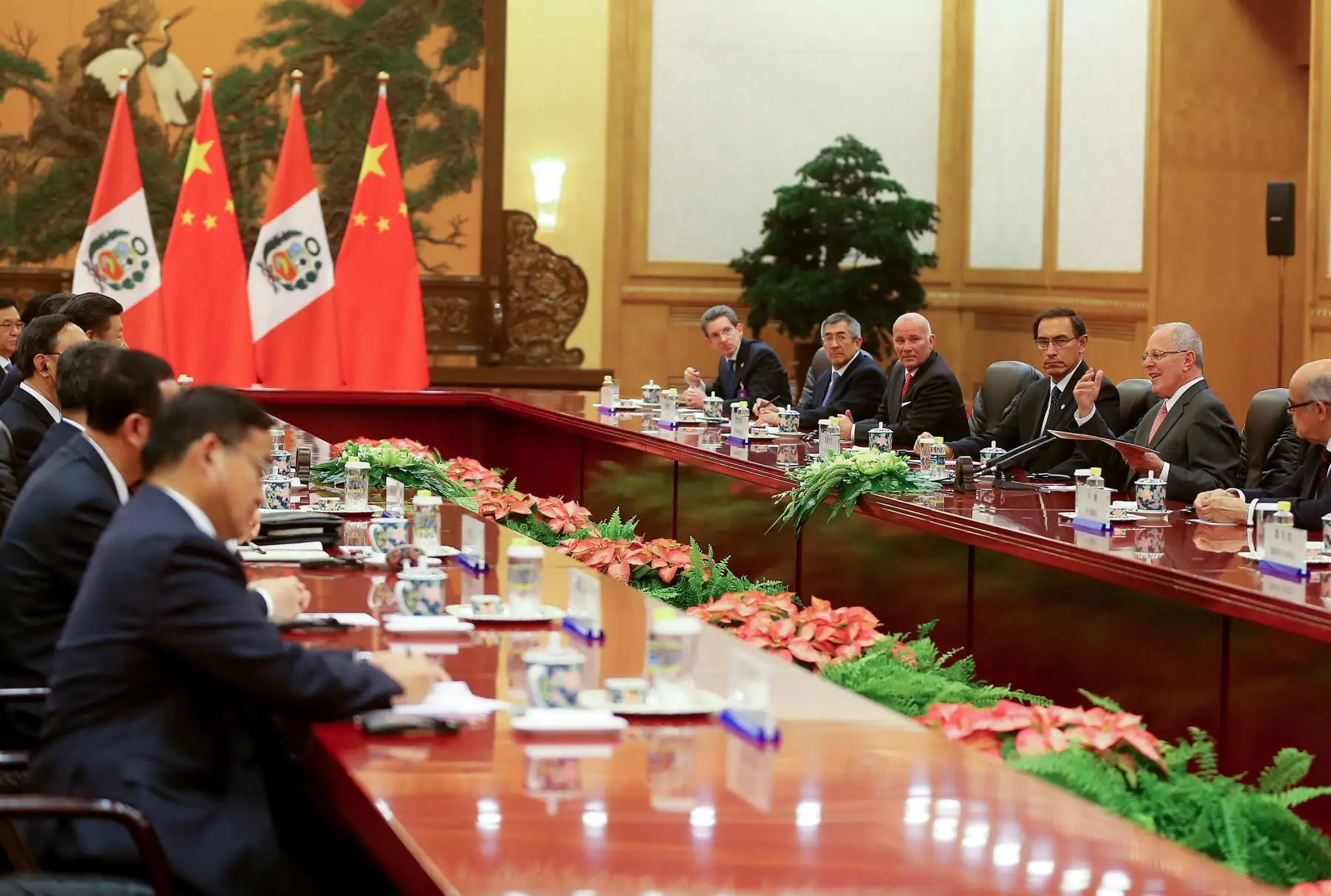 El presidente Pedro Pablo Kuczynski es recibido por el gobernante chino, Xi Jinping, durante una ceremonia celebrada en el Gran Palacio del Pueblo Chino en Beijing.Foto: ANDINA/ Prensa Presidencia