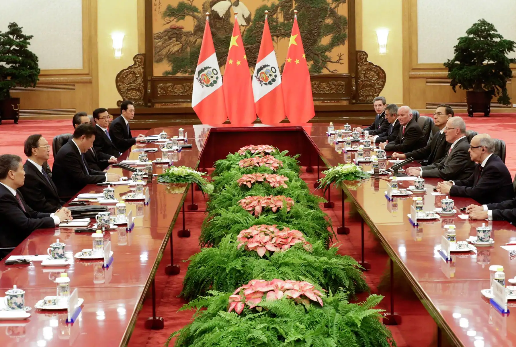 El presidente Pedro Pablo Kuczynski es recibido por el gobernante chino, Xi Jinping, durante una ceremonia celebrada en el Gran Palacio del Pueblo Chino en Beijing.Foto: ANDINA/ Prensa Presidencia