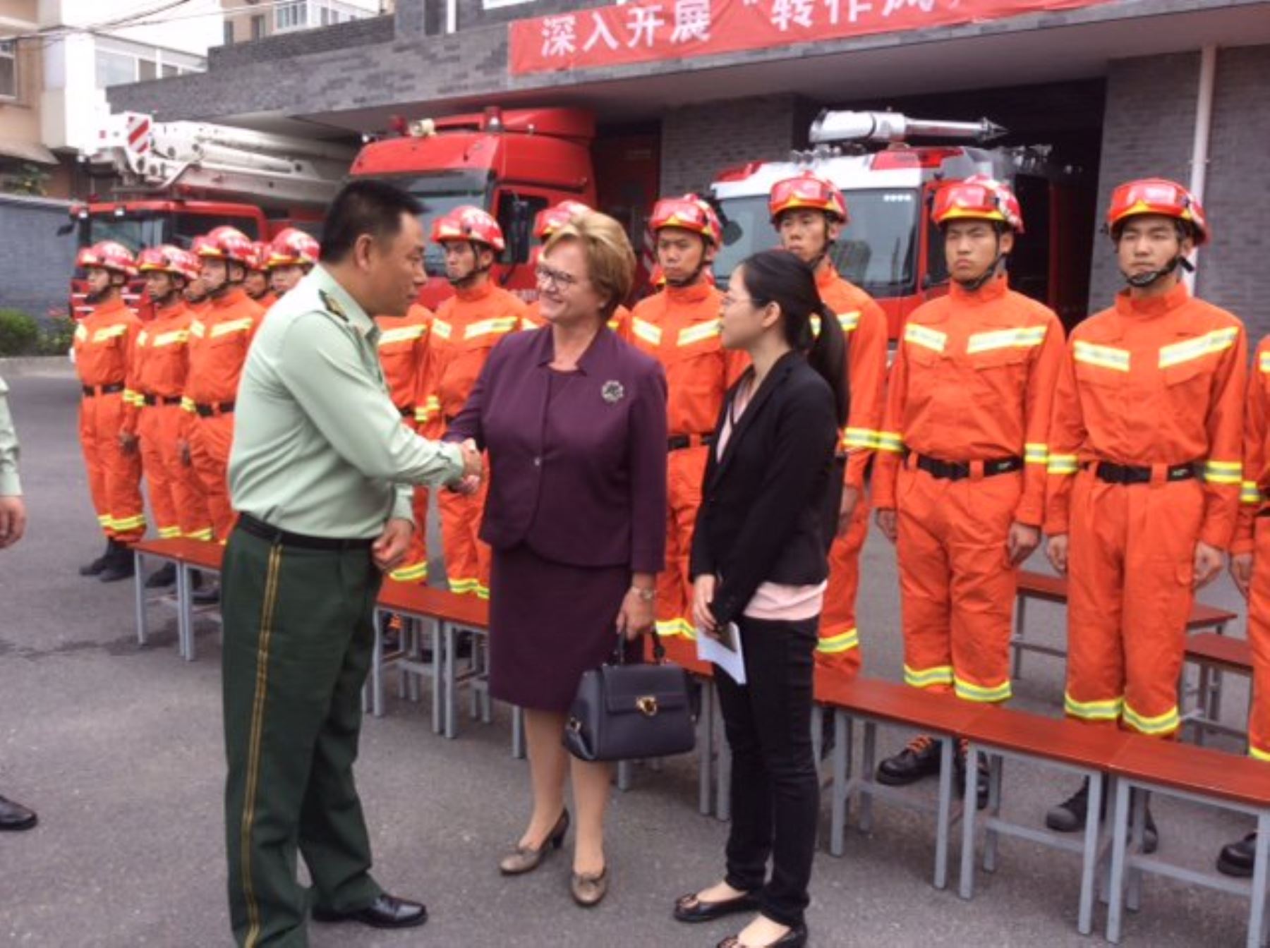 Primera dama Nancy Lange visita cuartel de bomberos en Beijing.