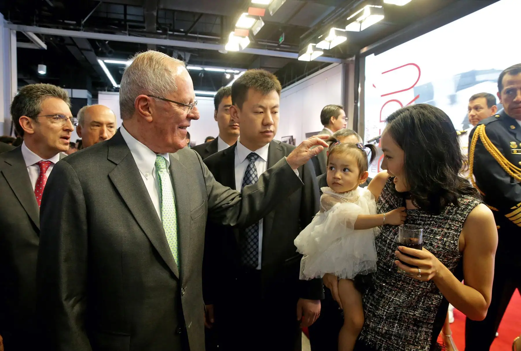 Jefe de Estado inauguró la muestra fotográfica "Memoria Peruana 1890-1950" en la biblioteca de la capital de China. Foto: ANDINA/Prensa Presidencia